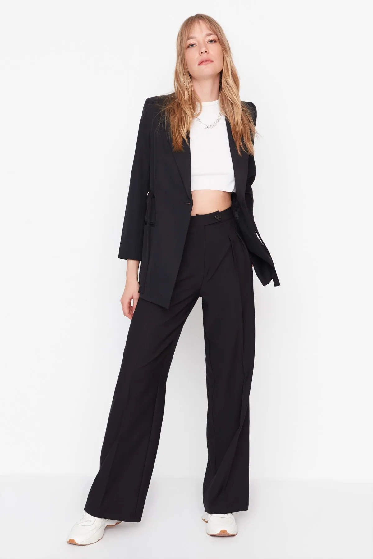 Trendyol Collection  Schwarze gewebte Hose mit weitem Bein und hoher Taille TWOAW22PL0066