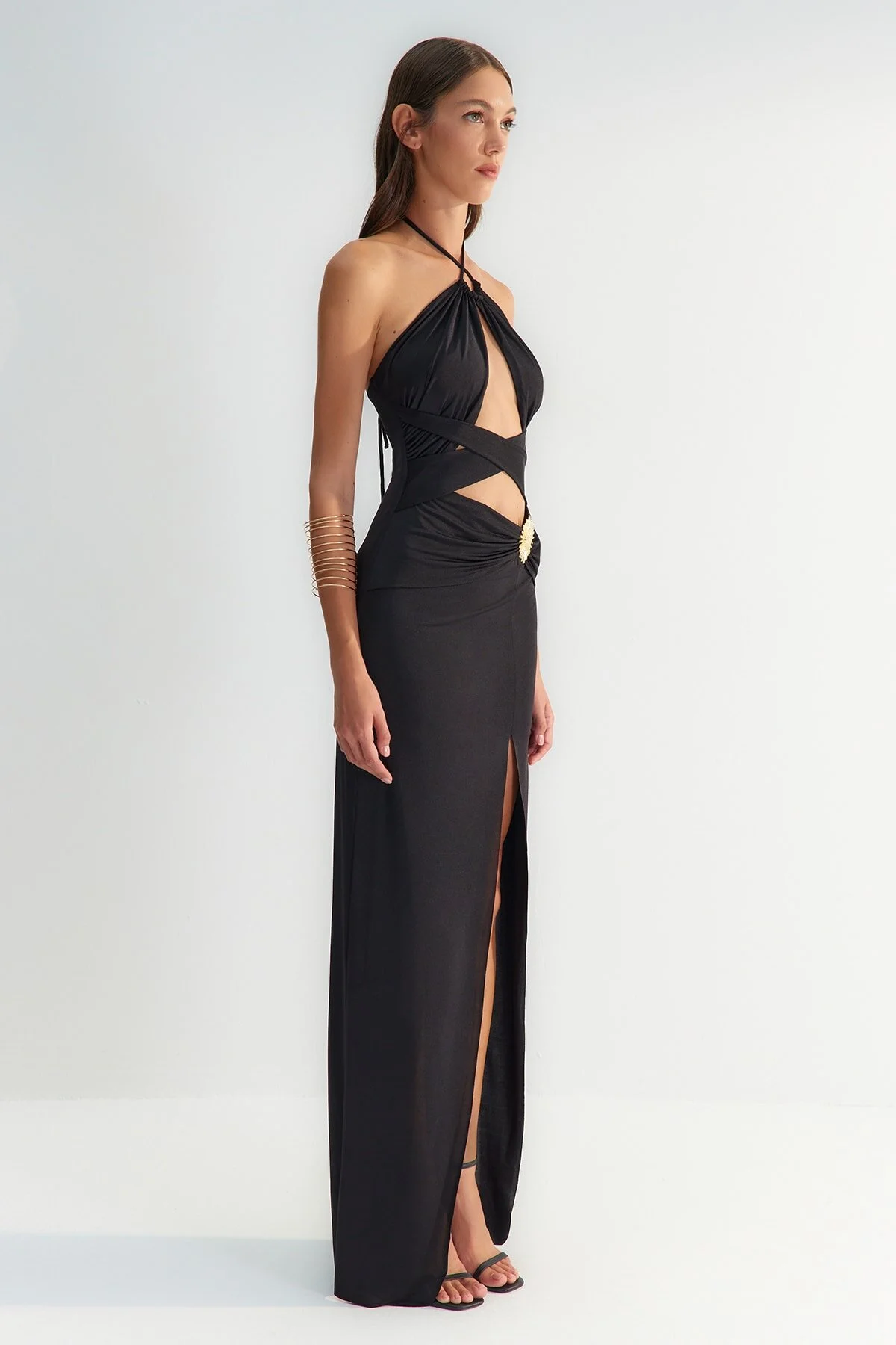 Trendyol Collection  X Zeynep Tosun Schwarzes, figurbetontes Abend- und Abschlusskleid mit Sonnenaccessoires TCLSS23AE00003