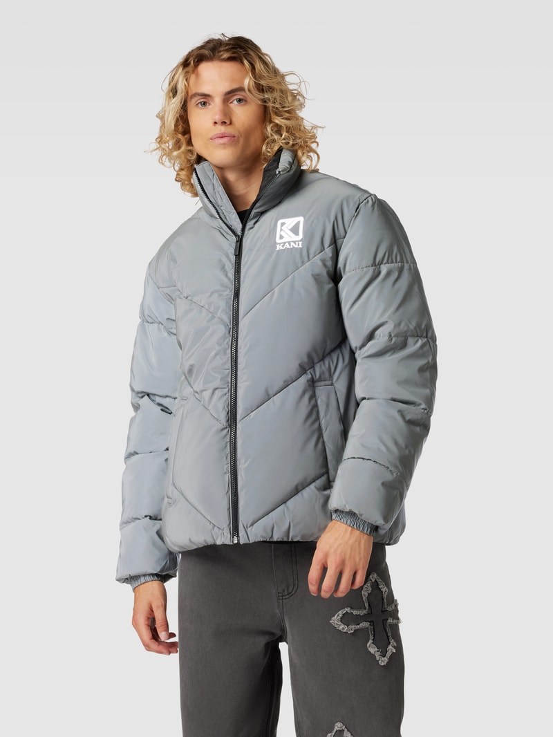 Steppjacke mit Stehkragen und Label-Stitching in silber