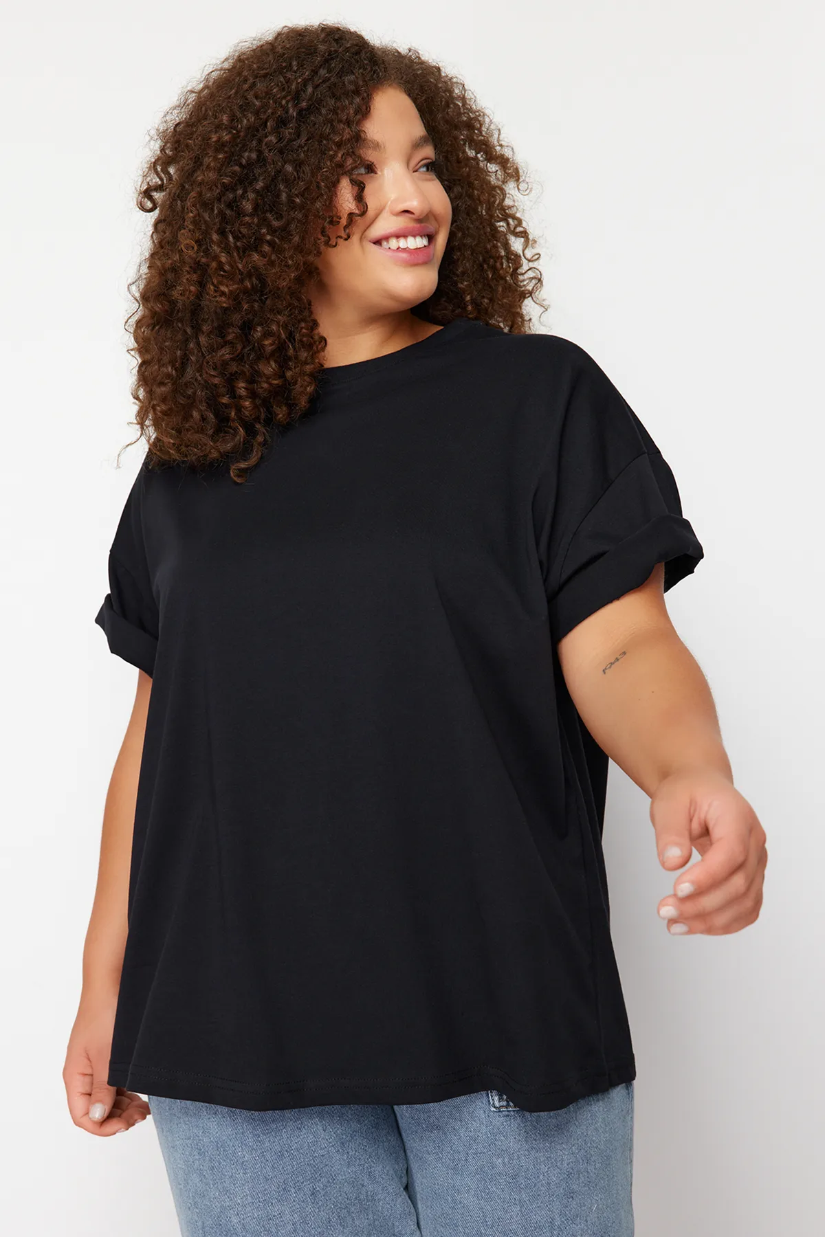 Trendyol Curve  Schwarzes bedrucktes Strick-T-Shirt mit Rundhalsausschnitt TBBSS23BF00024