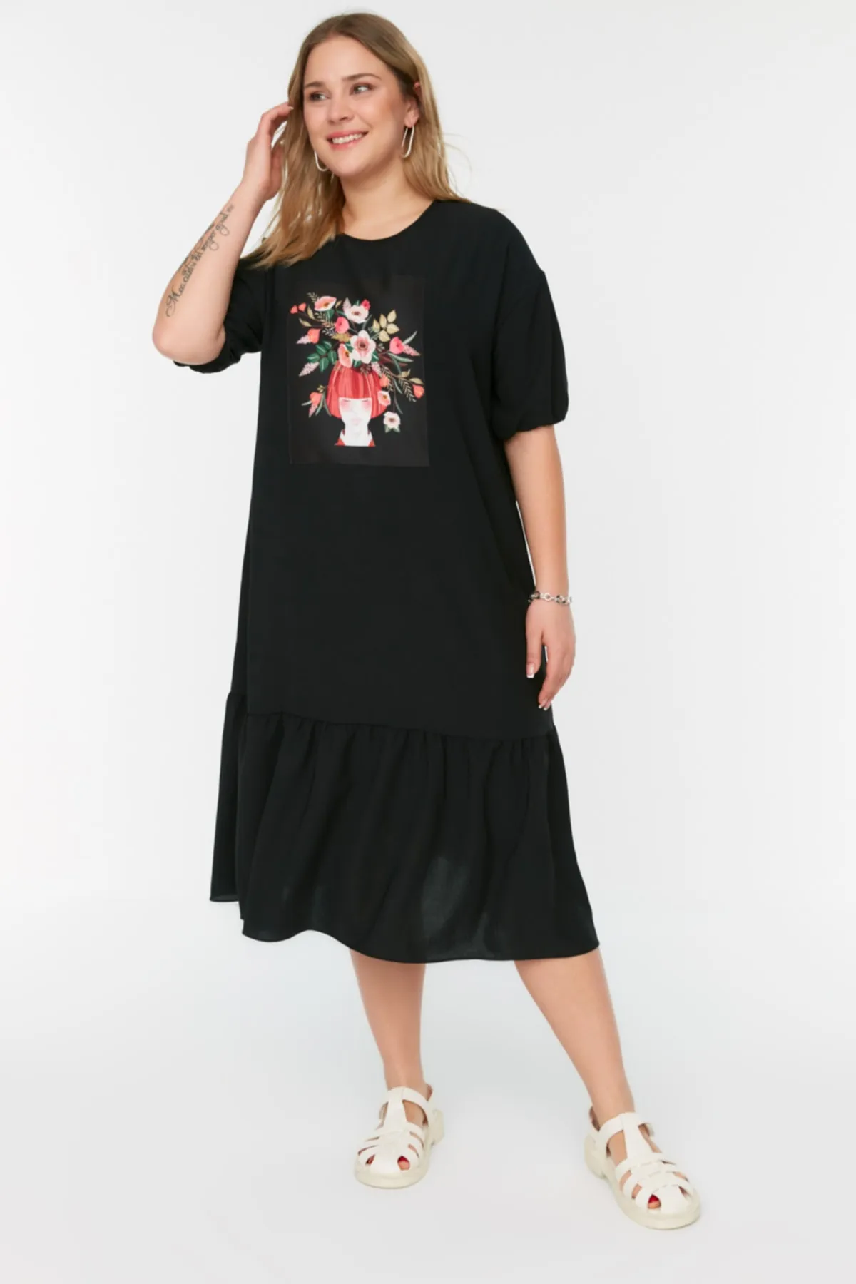 Trendyol Curve  Schwarzes bedrucktes gewebtes Kleid TBBSS22EL2123