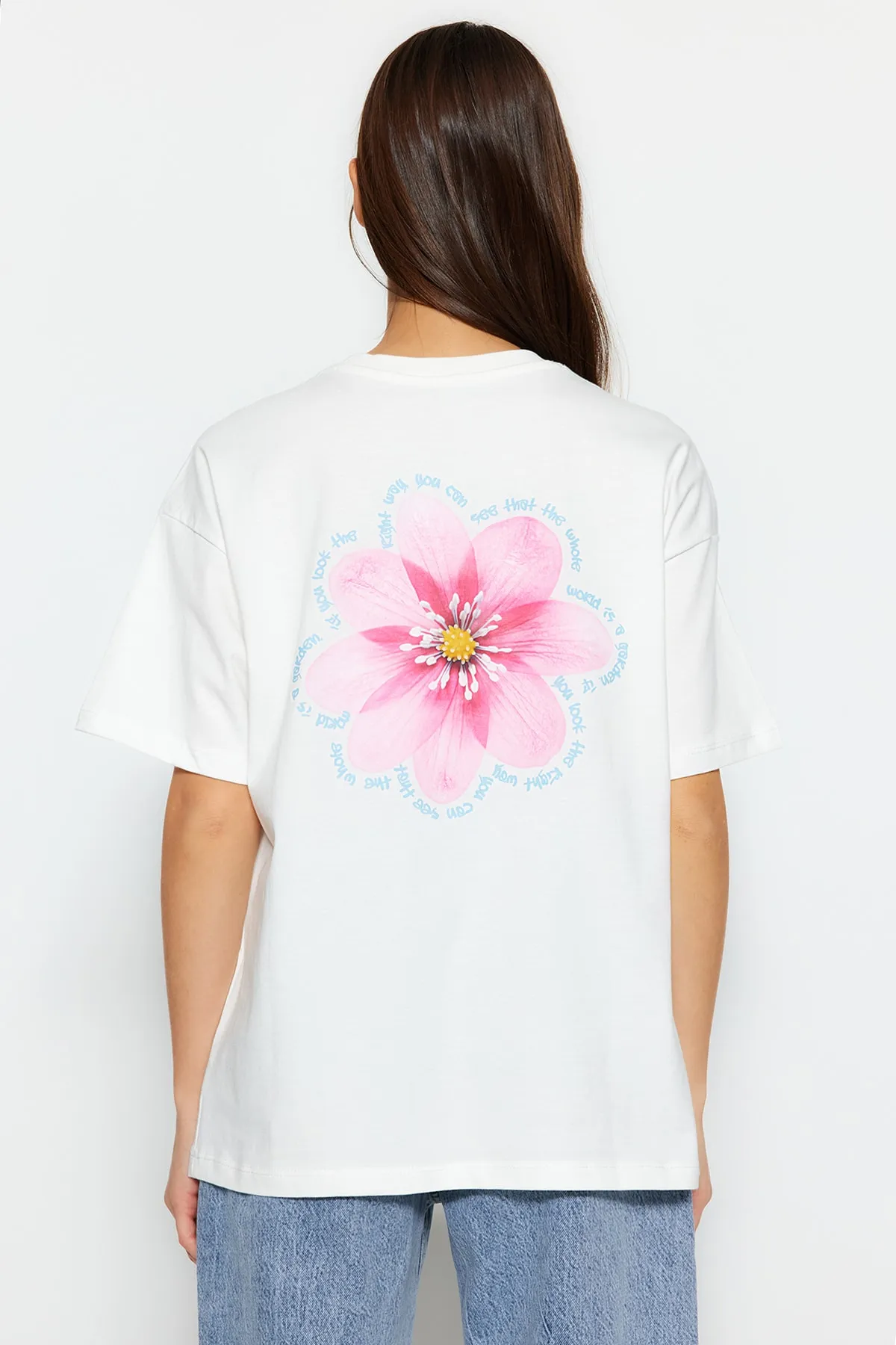 Trendyol Collection  Hochwertiges, ecrufarbenes Strick-T-Shirt aus 100 % Baumwolle mit Rückendruck, entspannter/weiter, entspannter Schnitt TWOSS23TS00374