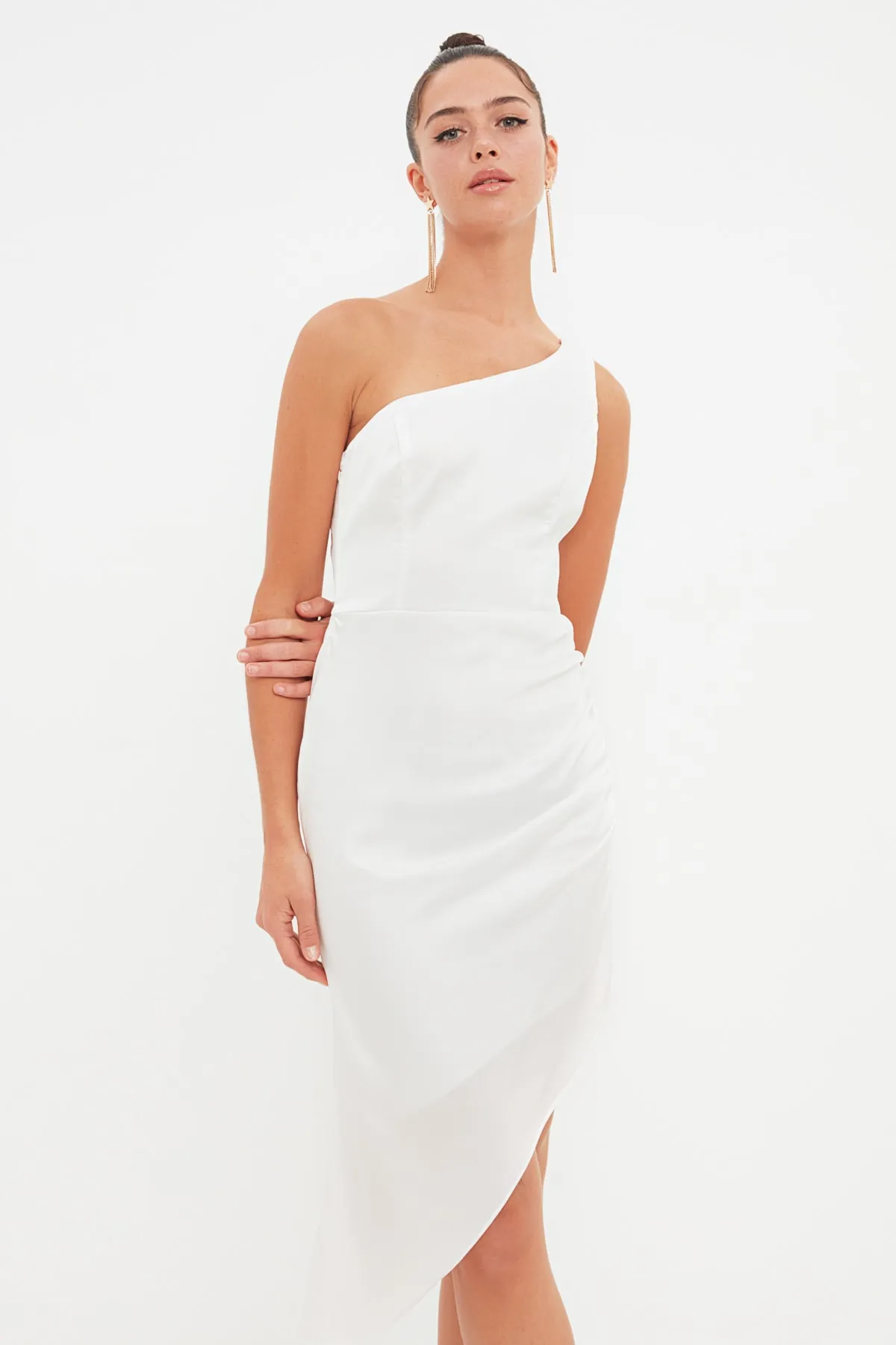 Trendyol Collection  Ecru-Satin-Abendkleid TPRSS22EL2288