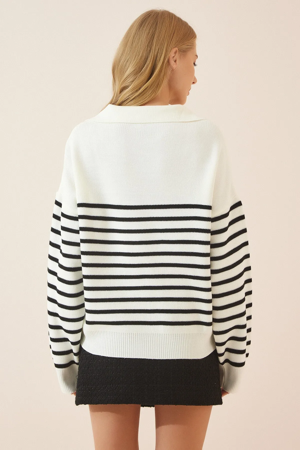 Happiness İstanbul  Schwarzer Damen-Strickpullover mit Polokragen und Streifen in Knochenoptik YY00082