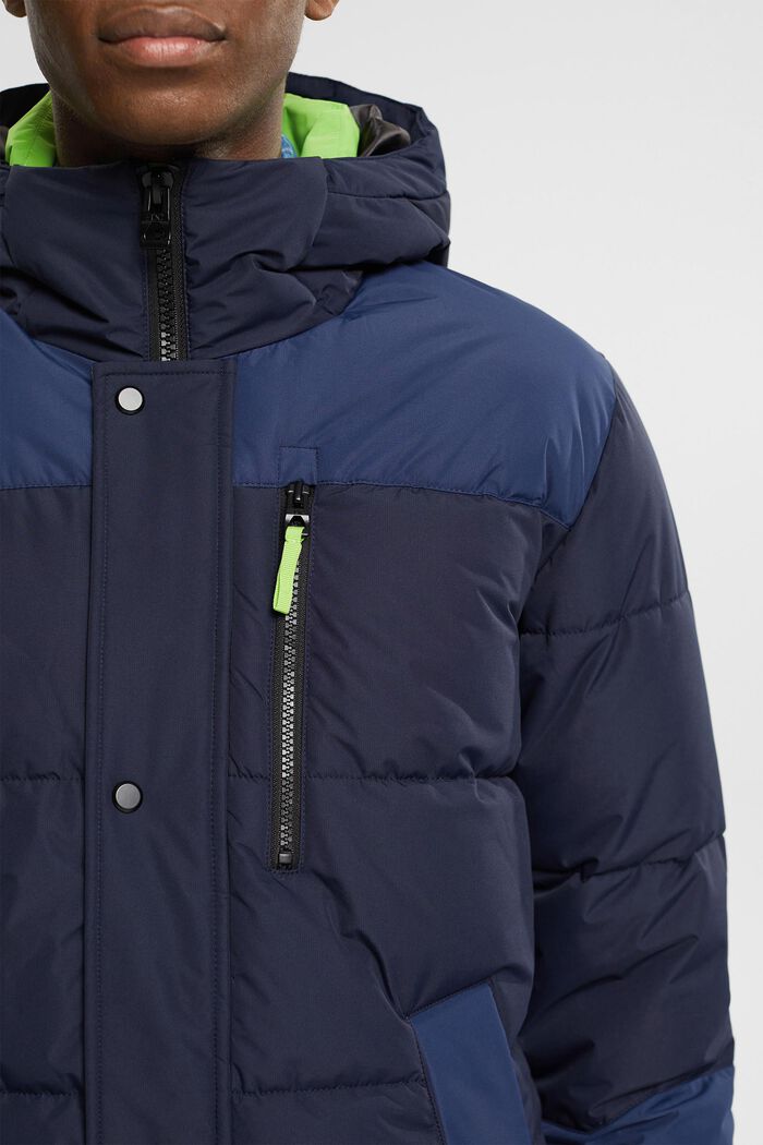 Steppjacke mit neonfarbigen Details