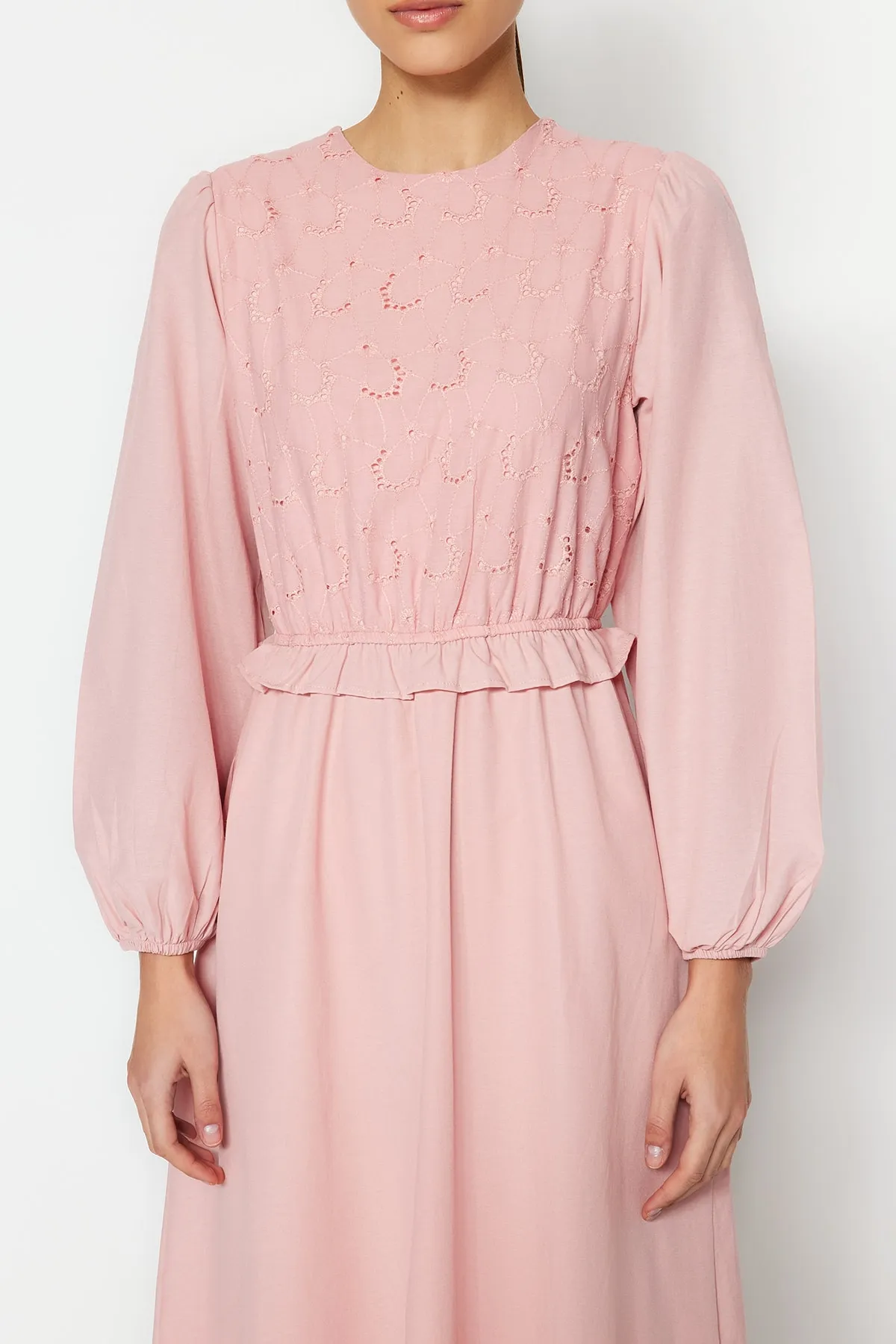 Trendyol Modest  Hellrosa Kleid aus gewebter Baumwolle mit Stickereien und Rüschendetails TCTSS23EB00053