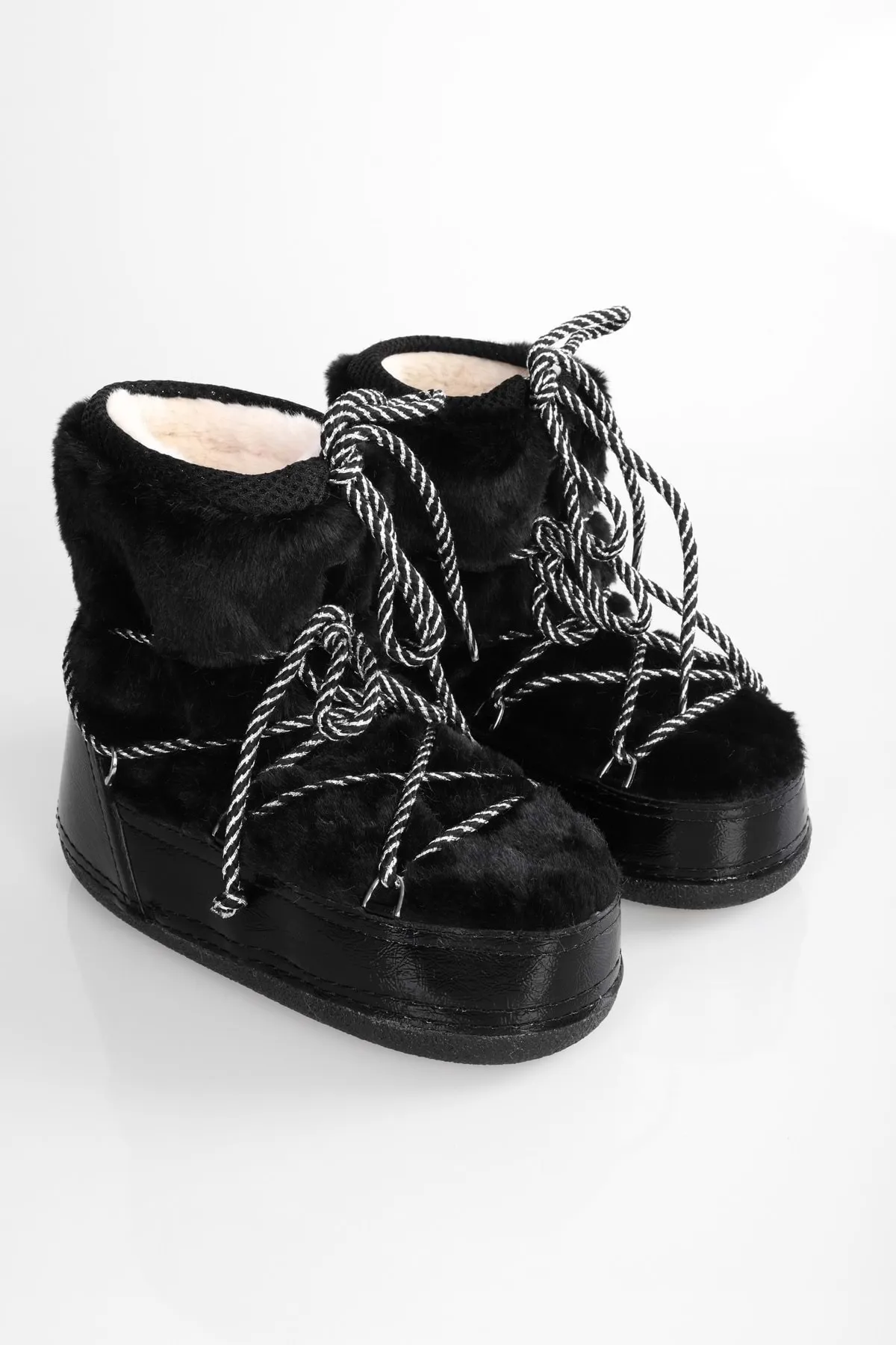 Shoeberry  Damen-Schneestiefel Snowie in Schwarz mit pelziger Innenseite und dicker Sohle