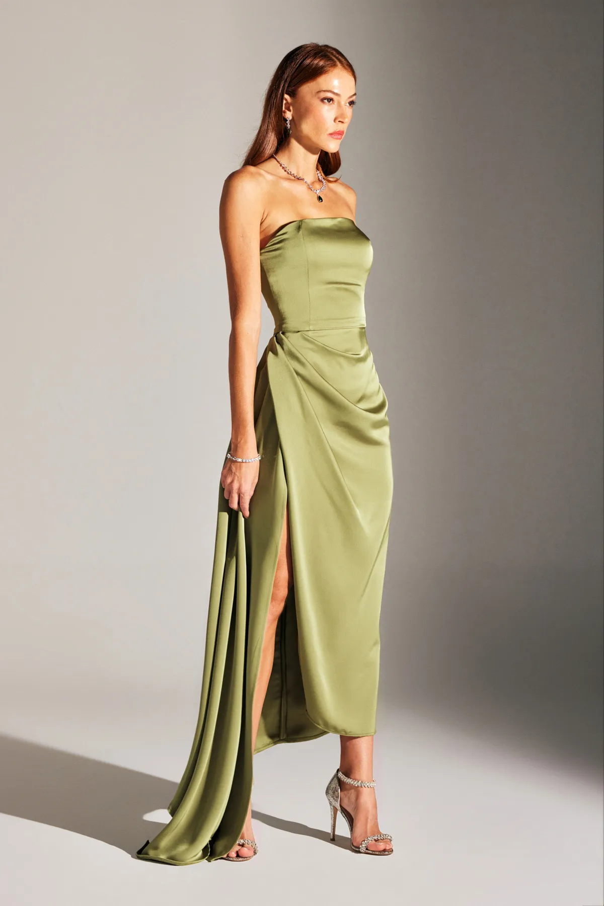 BETTY & SAM  TRÄGERLOSES ABENDKLEID MORIE HELLKHAKI