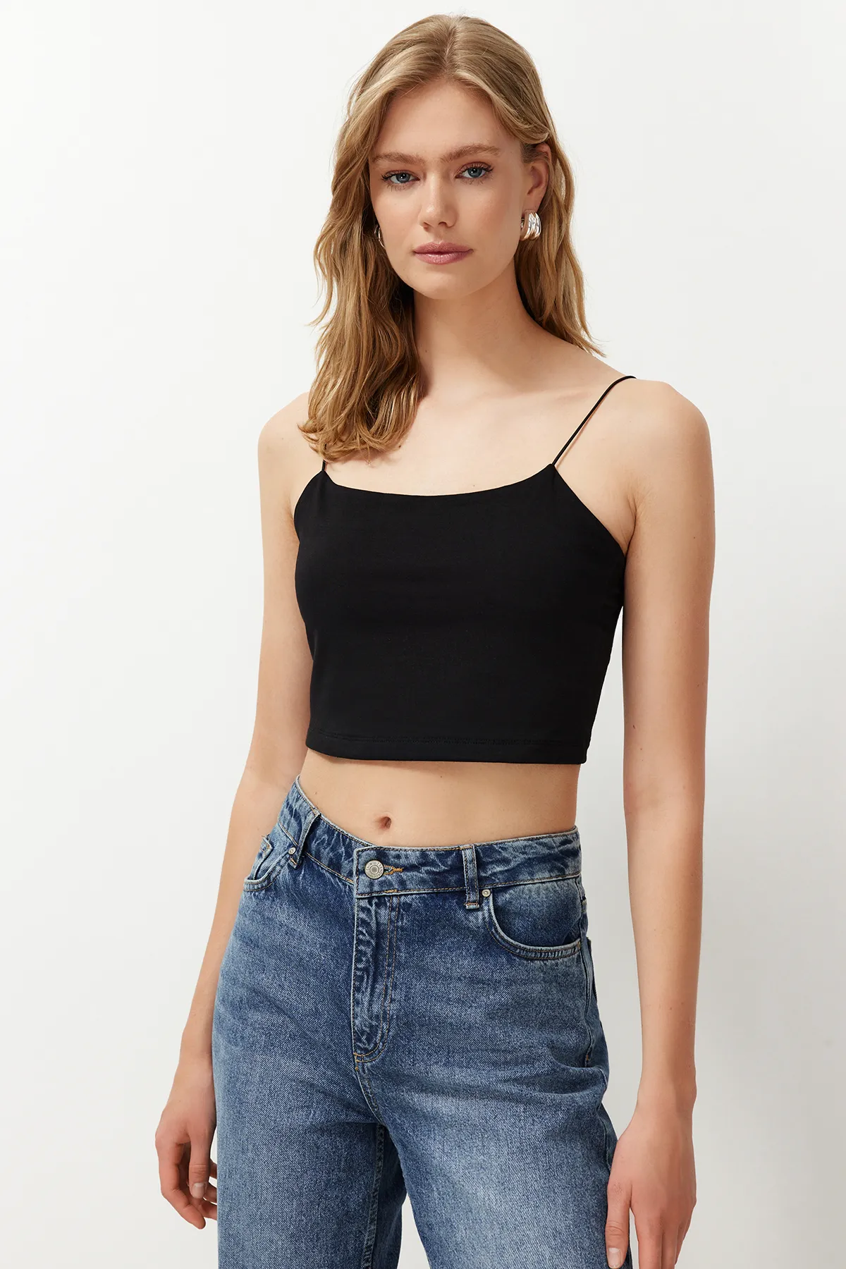Trendyol Collection  Schwarz-weiß-mehrfarbiges, eng anliegendes, bauchfreies, dehnbares Strick-Tanktop mit Spaghettiträgern TWOSS24AL00051