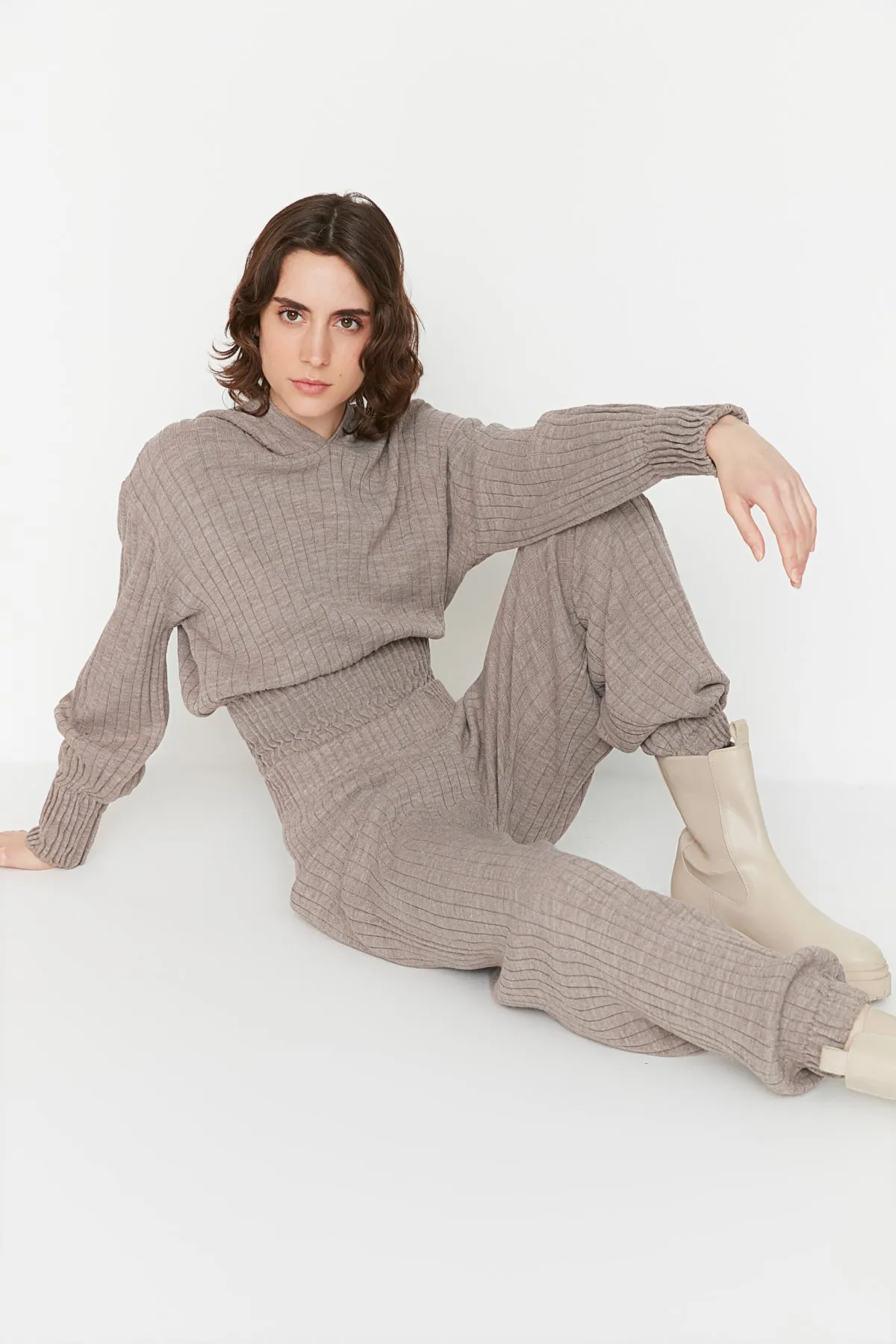 Trendyol Collection  Nerzfarbenes Strickoberteil und -unterteil mit Kapuze TWOAW22AU0044