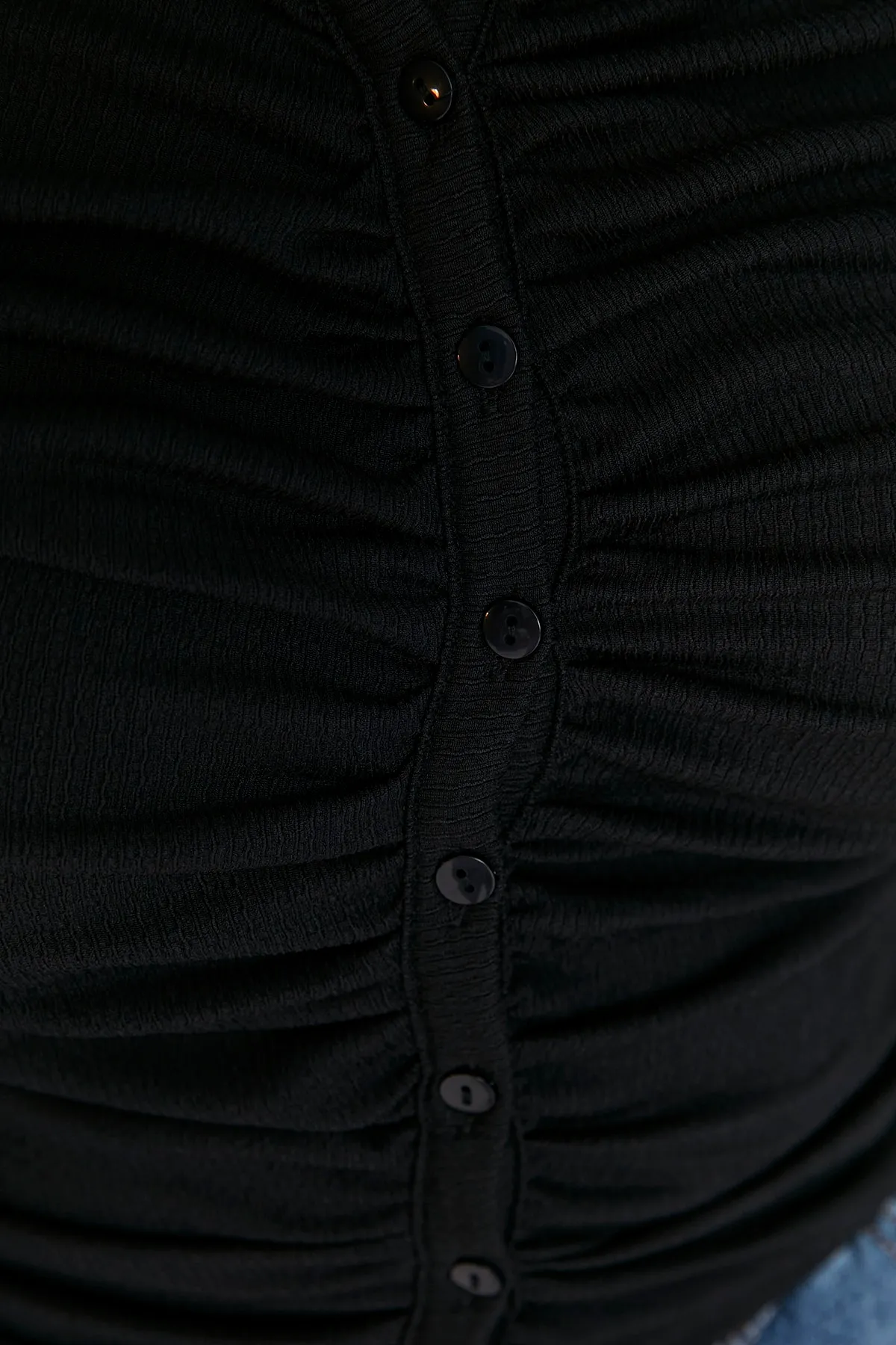 Trendyol Curve  Schwarzes, körperbetontes, gerafftes Strickhemd TBBAW23AX00001