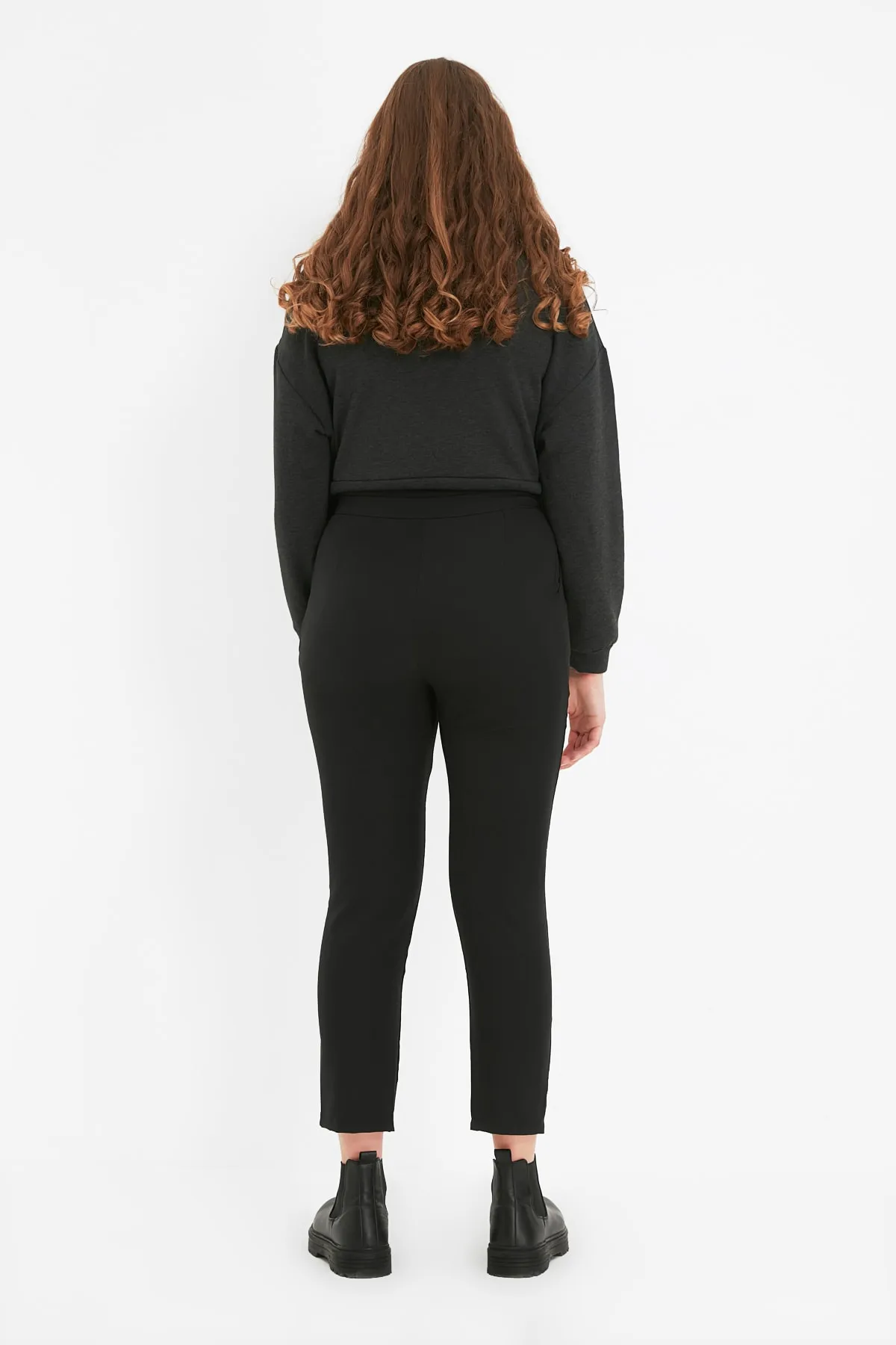Trendyol Collection  Gewebte, plissierte Hose mit schwarzem Gürtel und Zigarette, schmales Bein, TWOSS20PL0131