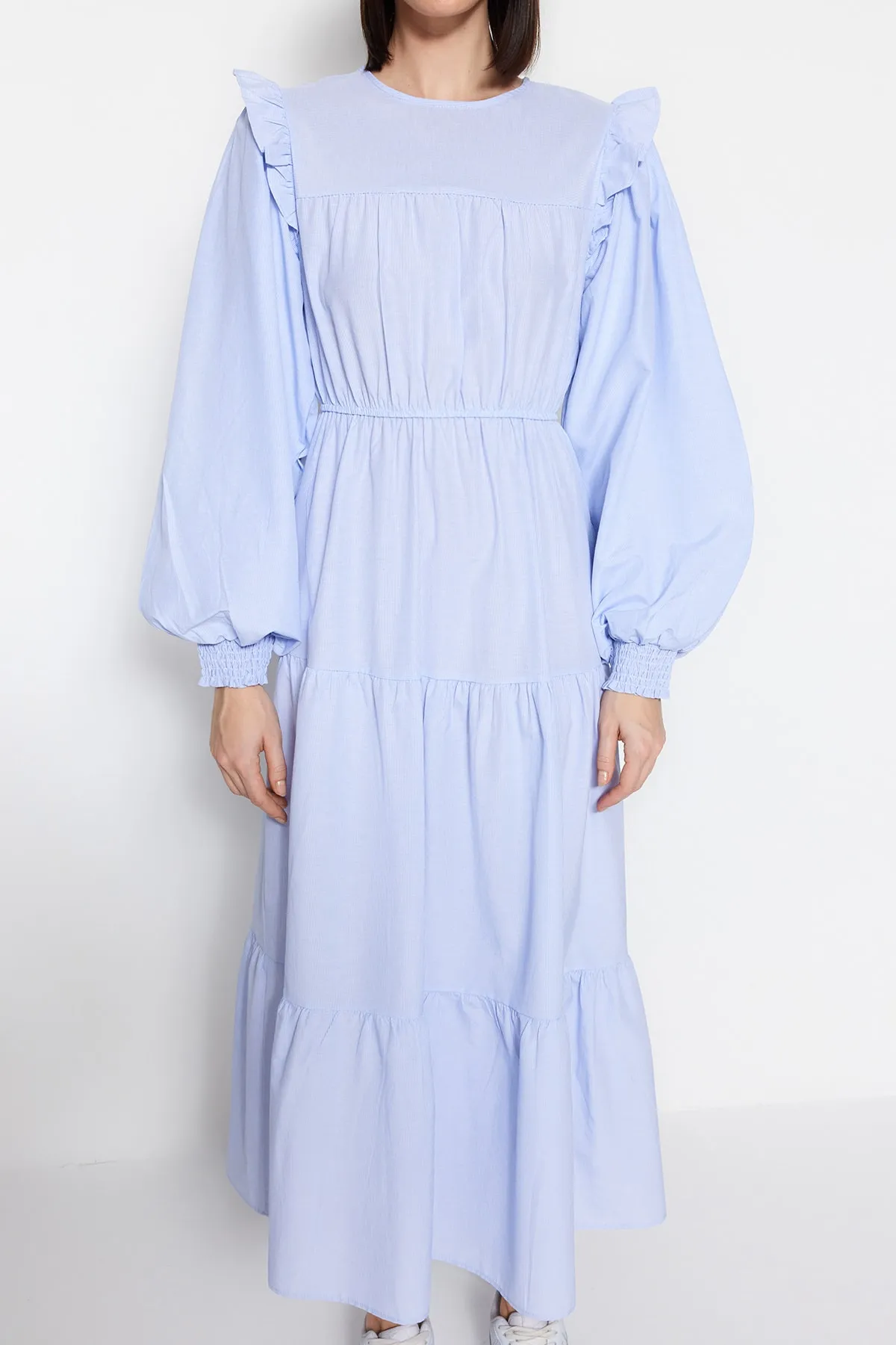Trendyol Modest  Blaues, gestreiftes, gewebtes Kleid mit Rüschen an den Schultern und Manschetten TCTSS23EB00019