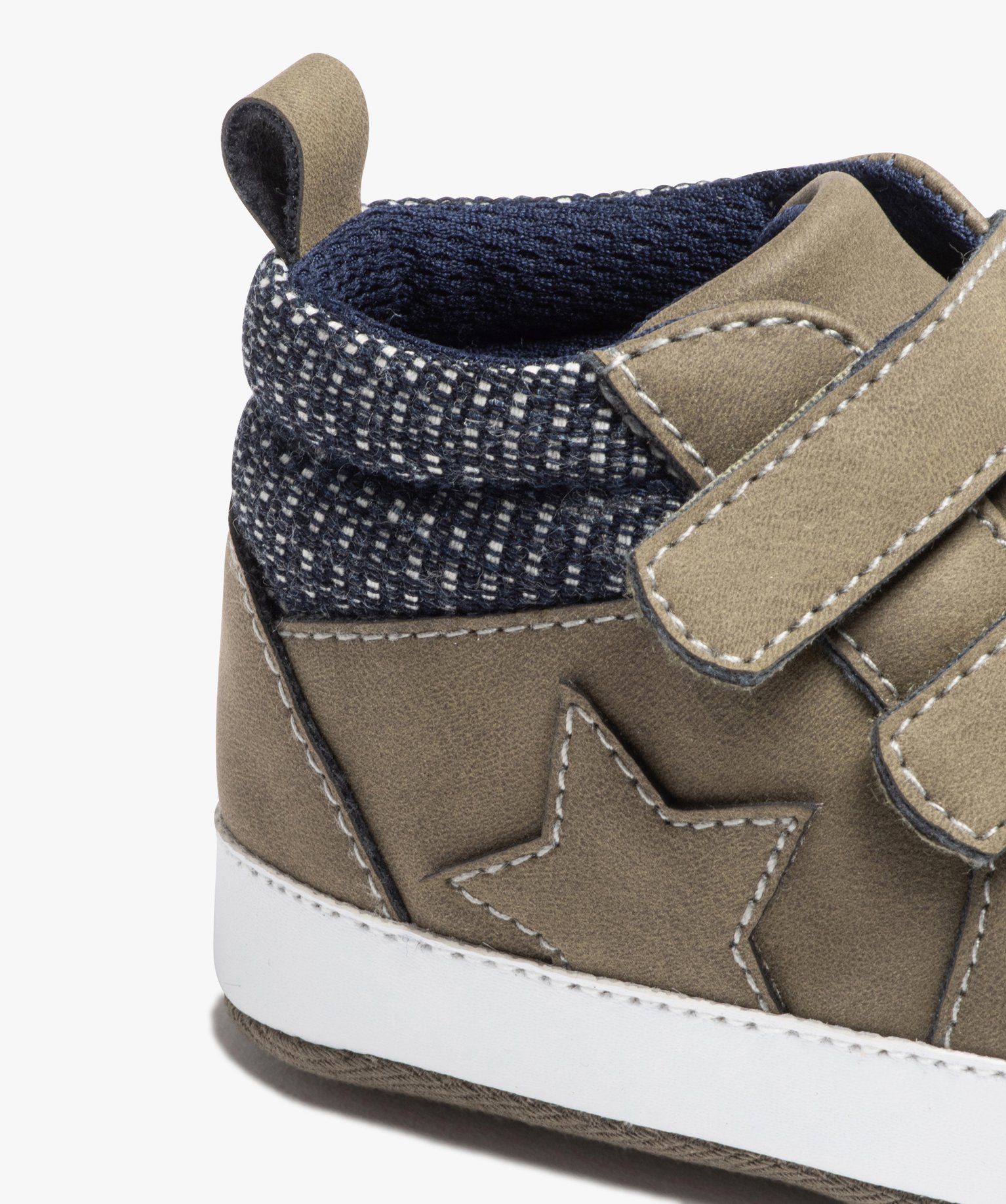 Chaussons de naissance bébé Garçon unis style baskets kaki | GEMO