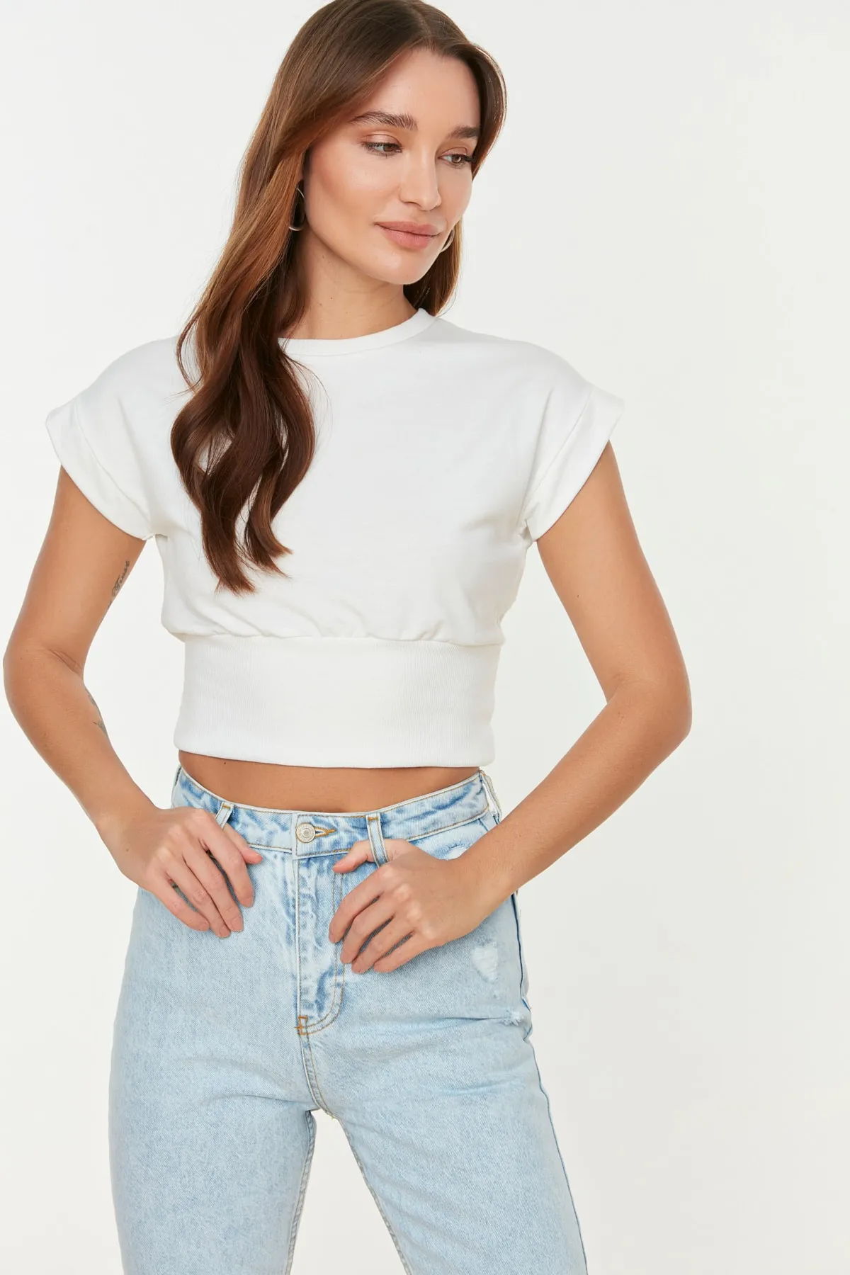 Trendyol Collection  Ecru-taillierte, schmale Strickbluse mit Rundhalsausschnitt und niedrigen Ärmeln TWOSS22BZ0798