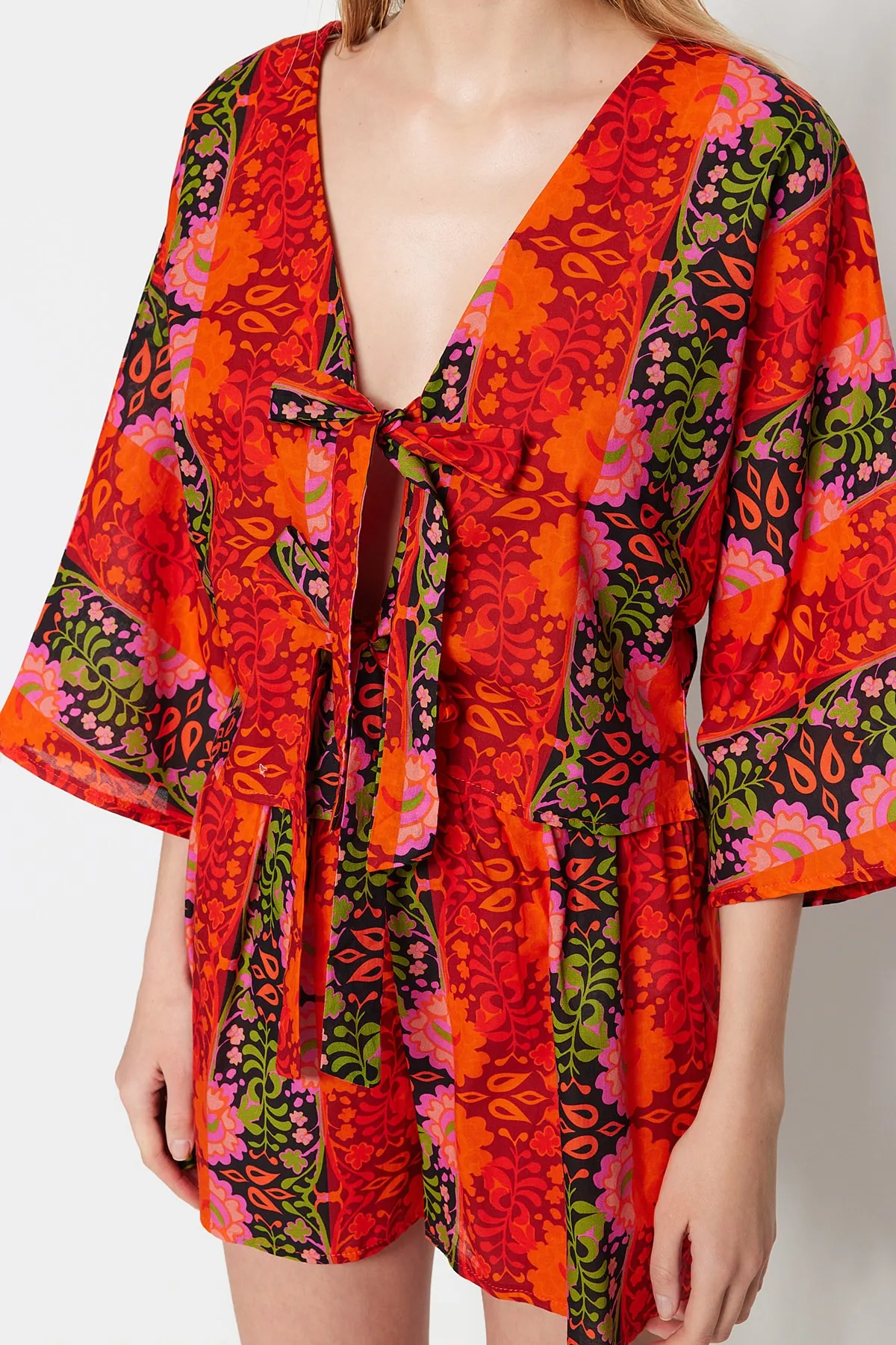 Trendyol Collection  Gewebtes, geblümtes Set aus Bluse und Shorts aus 100 % Baumwolle mit Blumenmuster TBESS22AU0086