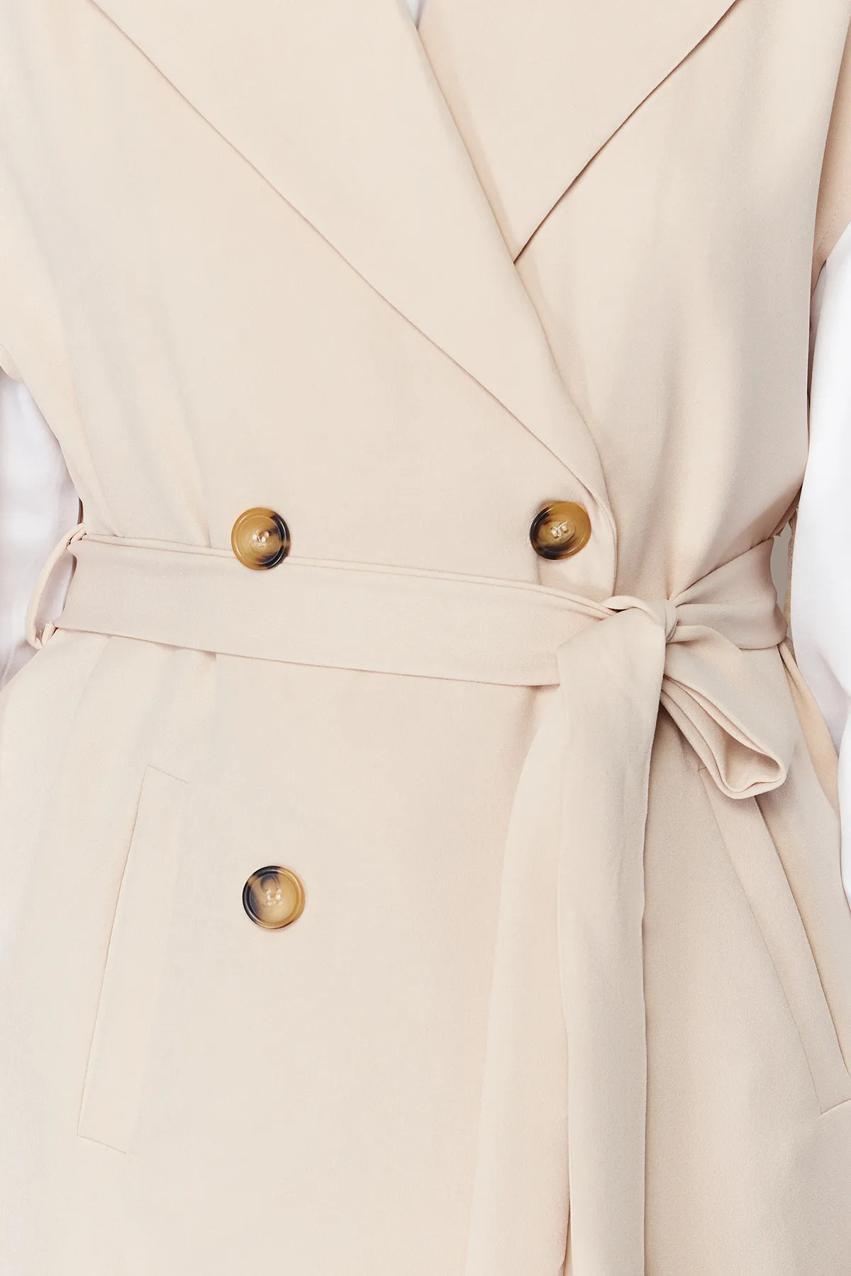 Trendyol Modest  Beigefarbene, gewebte Weste mit Gürtel TCTSS24YL00004