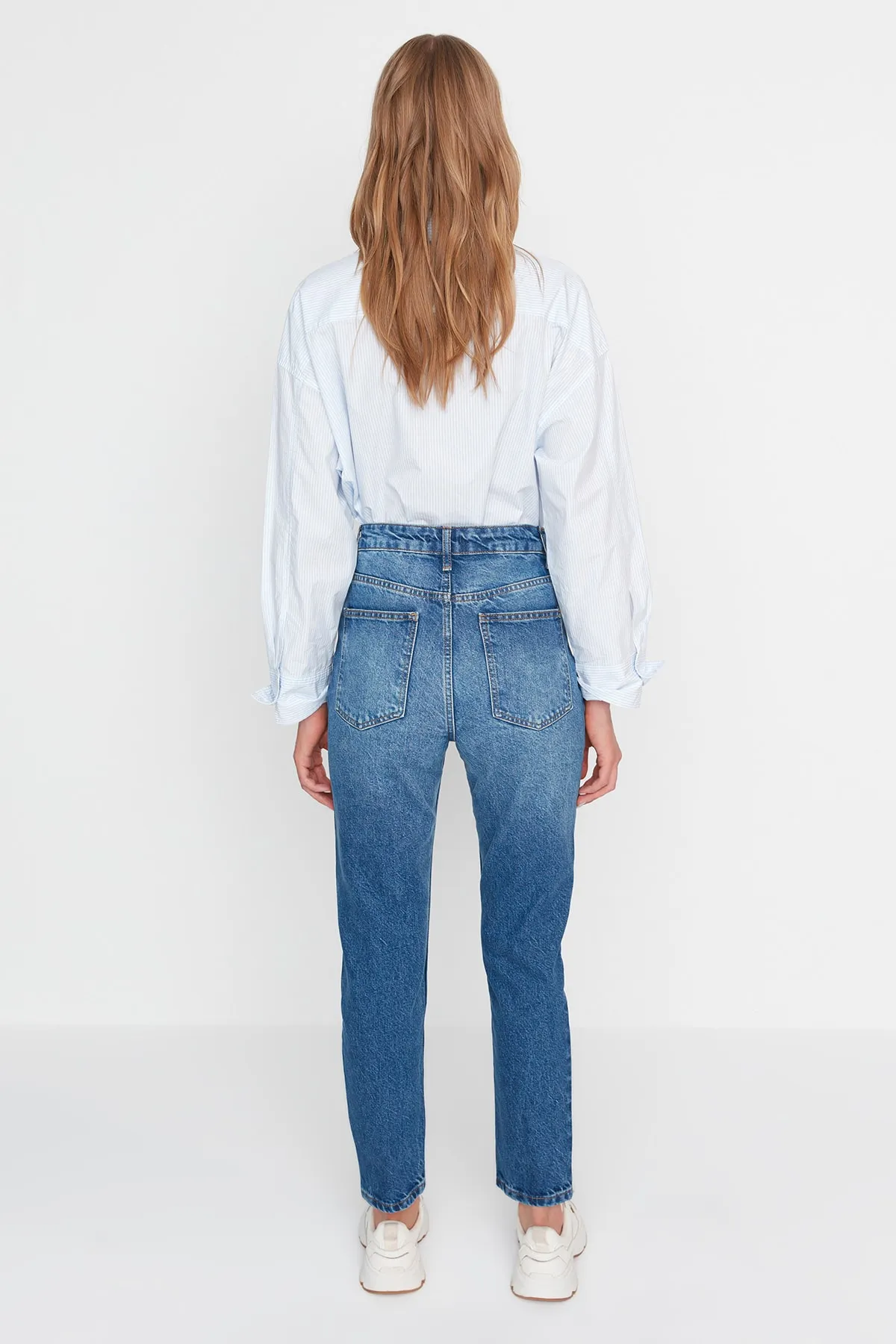 Trendyol Collection  Blaue, nachhaltigere High Bel Mom Jeans TWOAW23JE00369