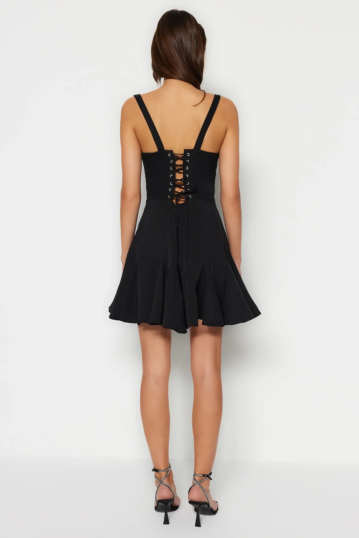Trendyol Collection  Schwarzes Abendkleid mit Taillenöffnung/Skater-gefüttertem Webkorsett und detaillierter Paspelierung TPRSS23EL00251