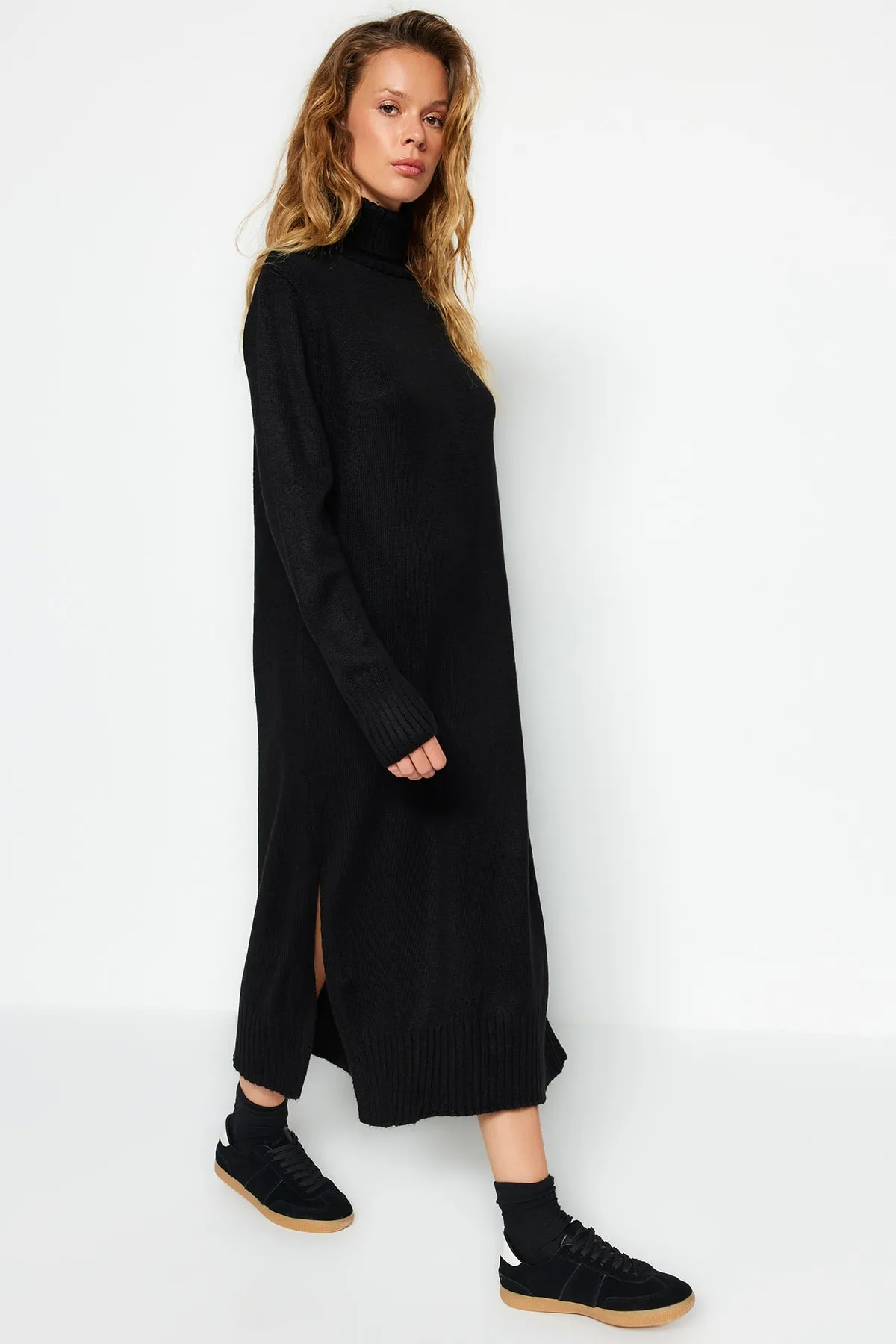 Trendyol Collection  Schwarzes, weit geschnittenes Midi-Strickkleid mit Rollkragen TWOAW24EL00034
