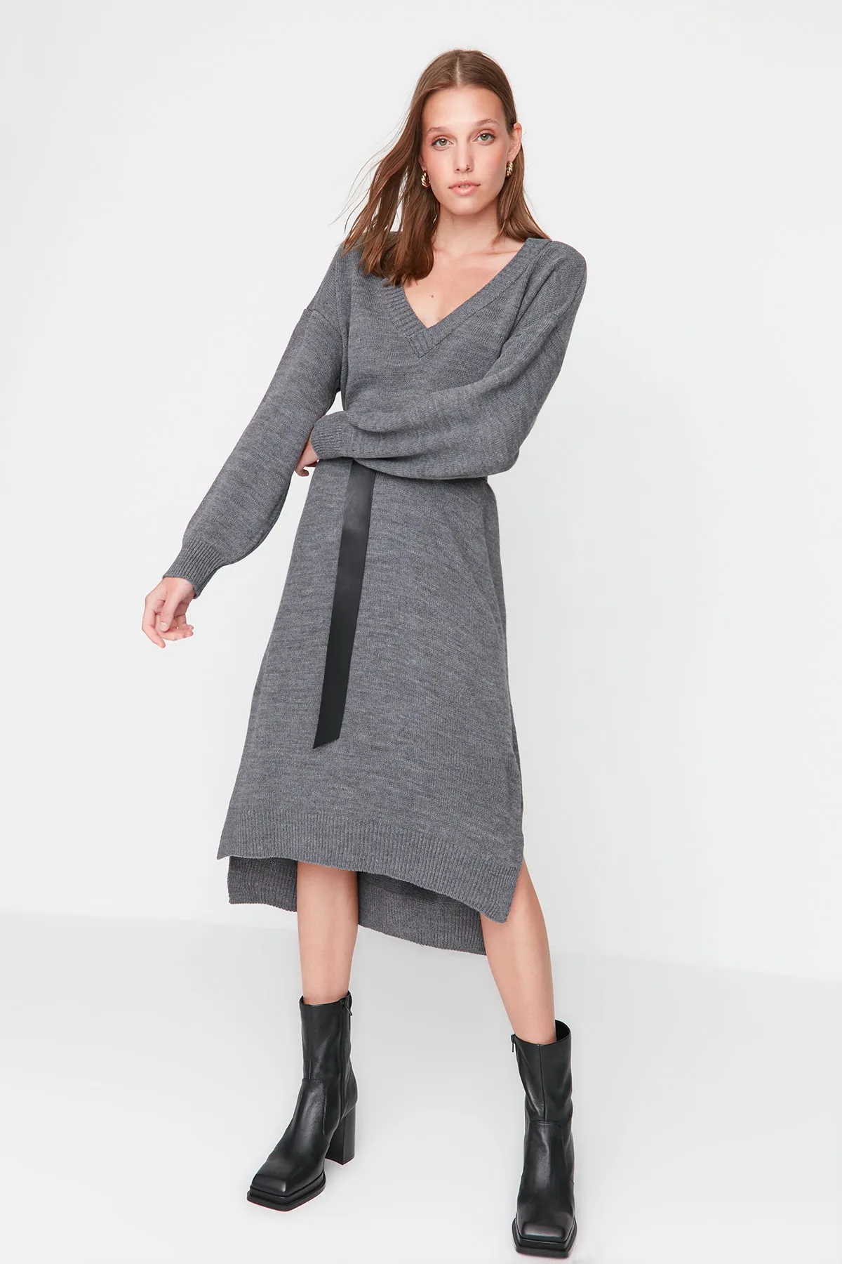 Trendyol Collection  Anthrazitfarbenes Maxi-Strickkleid mit V-Ausschnitt TWOAW23EL00642