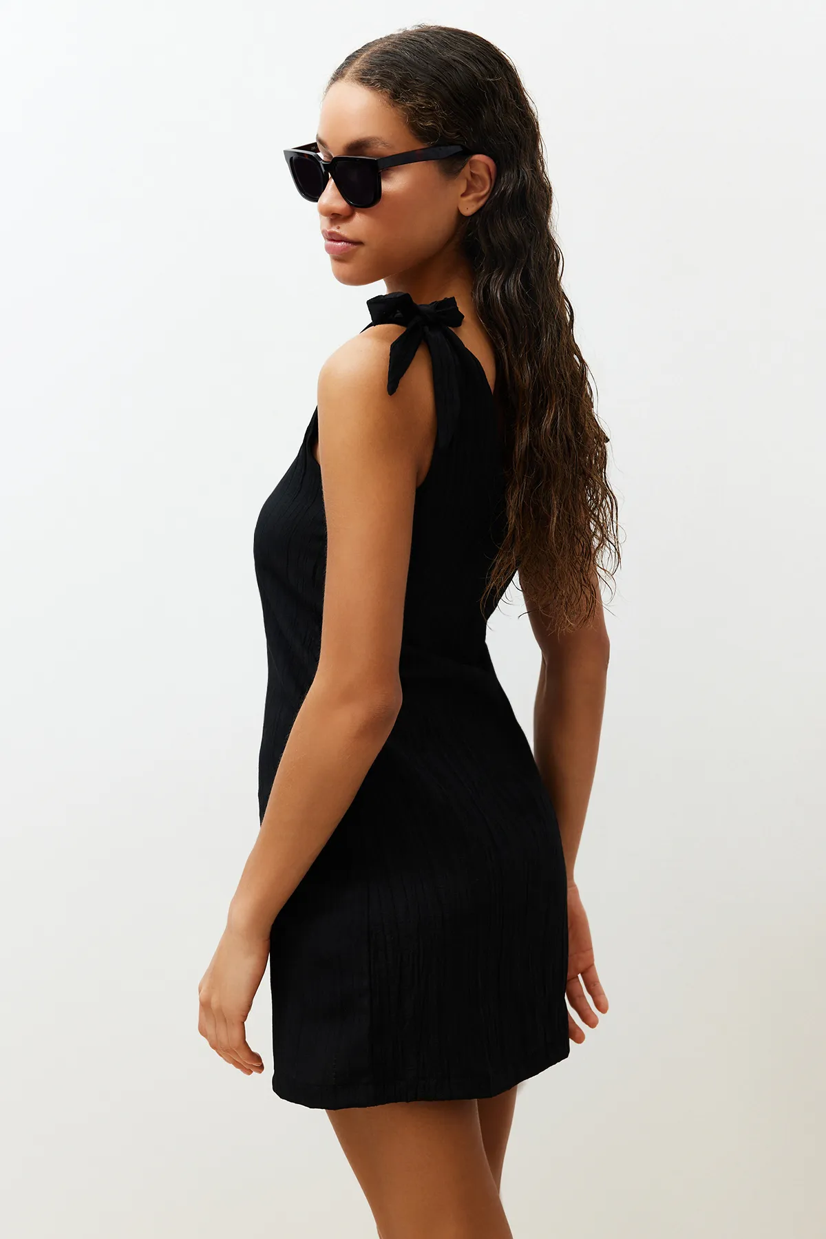 Trendyol Collection  Schwarzes, gewebtes Mini-Strandkleid zum Binden TBESS23EL00108