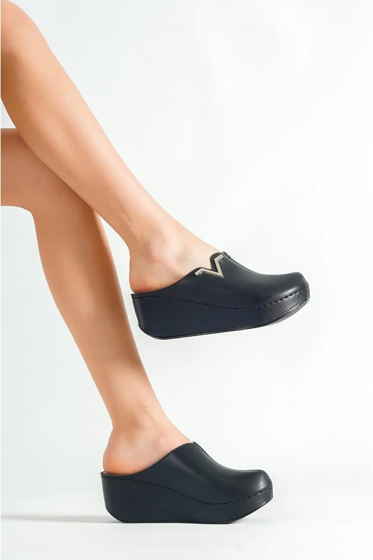 Capone Outfitters  Anatomisch weiche, bequeme Mutterhausschuhe mit Keilabsatz