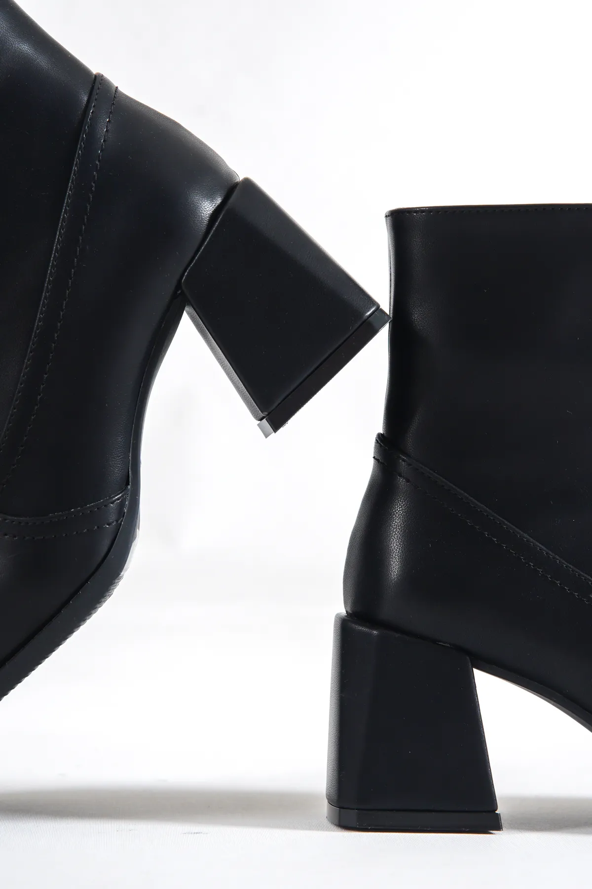 Capone Outfitters  Damenstiefel mit stumpfer Zehenpartie und seitlichem Reißverschluss