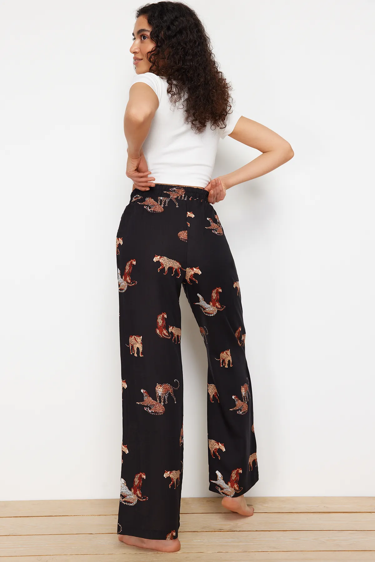 Trendyol Collection  Schwarze Pyjamahose aus Viskosegewebe mit Tiermuster THMSS24PJ00031