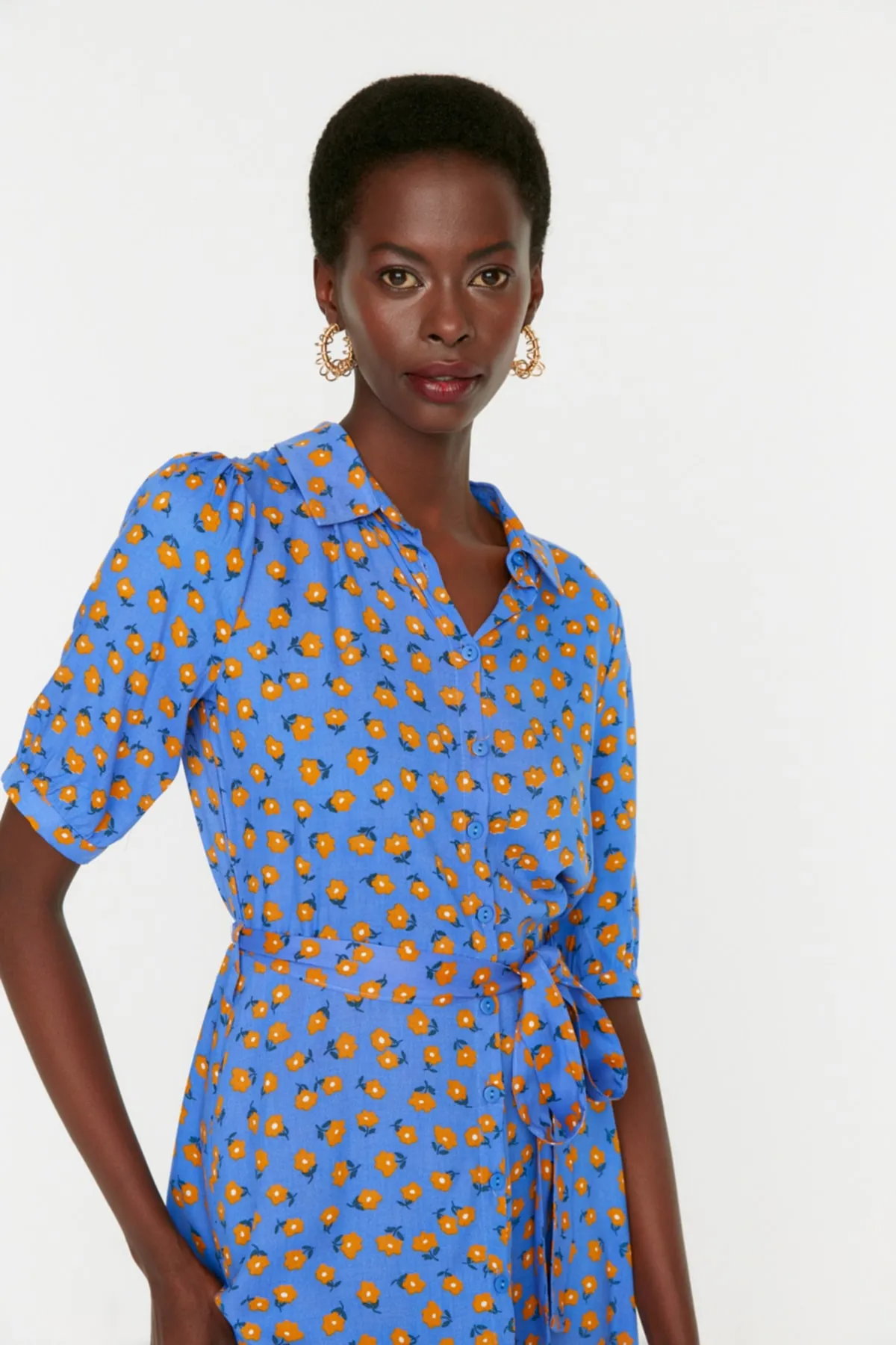 Trendyol Collection  Blaues, gewebtes Midi-Hemdkleid aus Viskose mit Blumenmuster und Gürtel TWOSS20EL1559