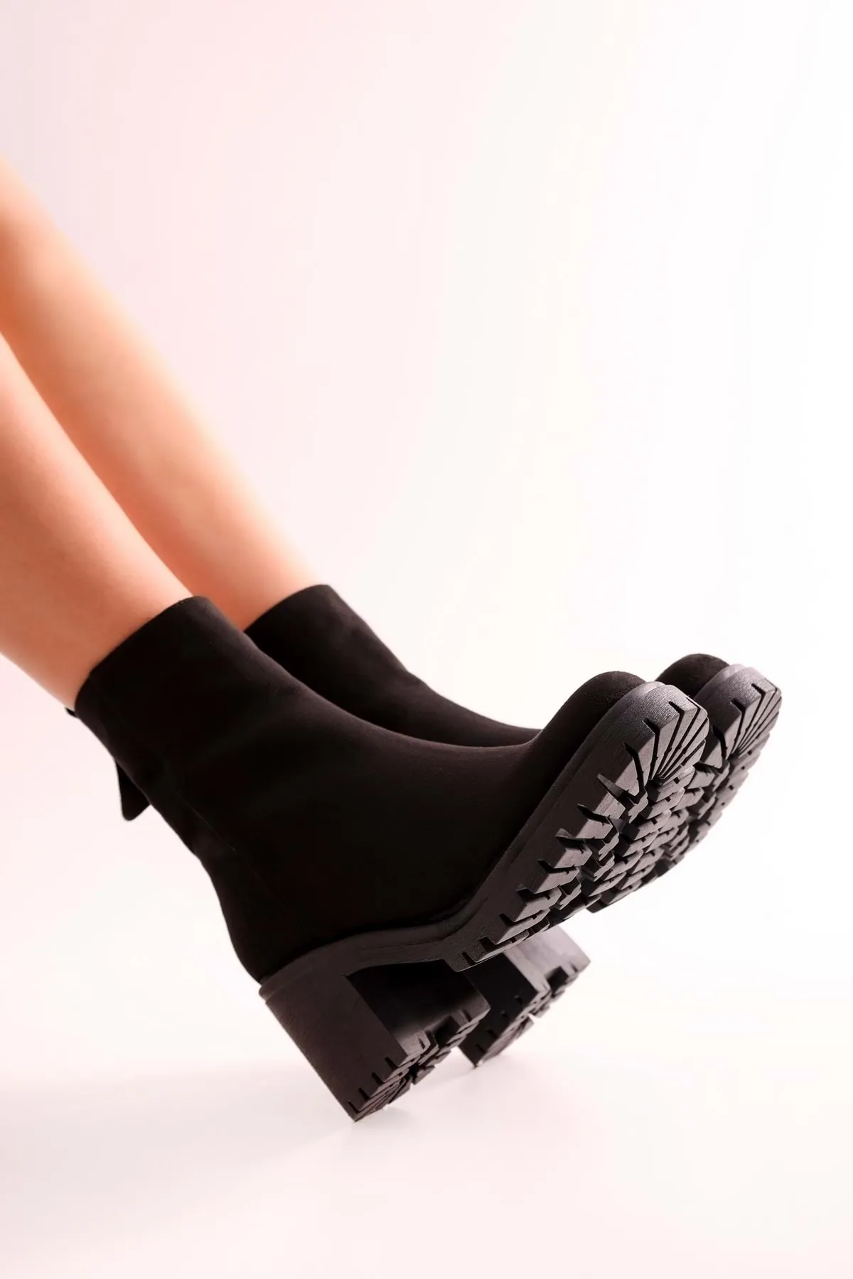 Shoeberry  Damen-Stiefel Marlo aus schwarzem Wildleder. Schwarzes Wildleder