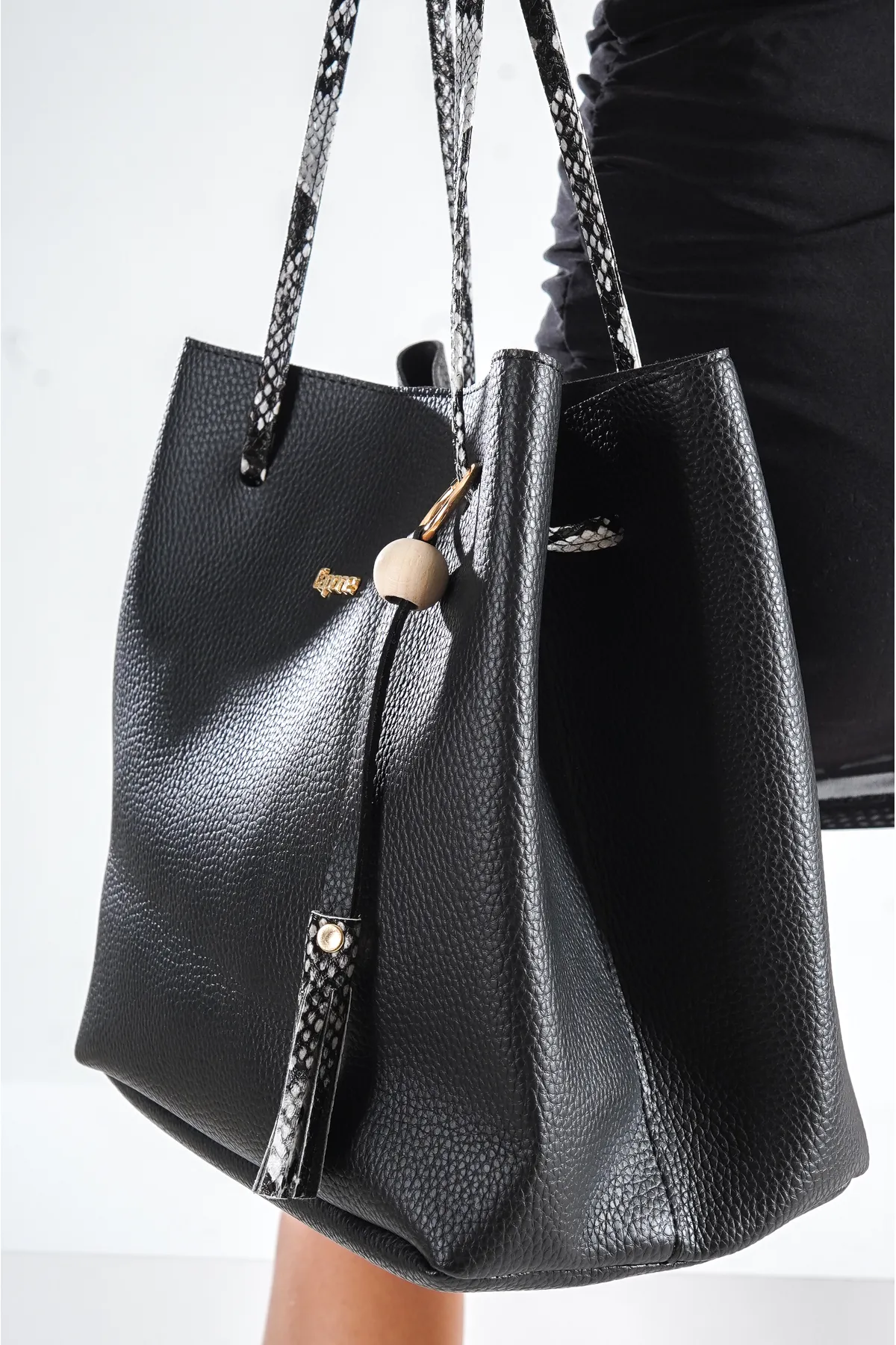 Capone Outfitters  Capone Merida Schwarze Damen-Umhängetasche