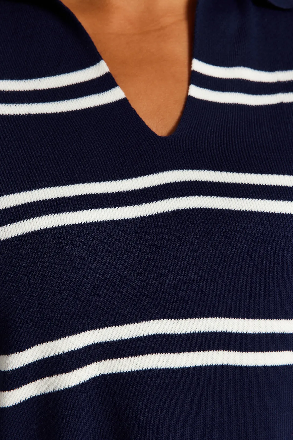 Trendyol Curve  Marineblauer gestreifter Strickpullover TBBAW24AN00013