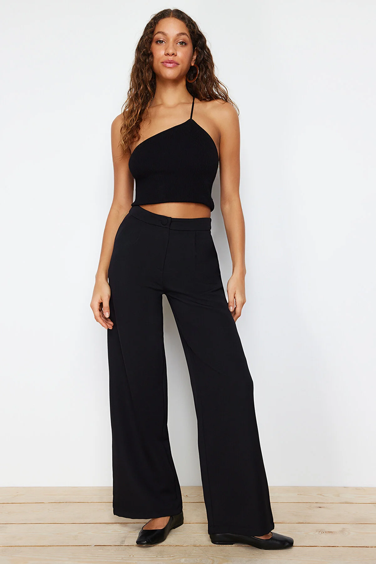 Trendyol Collection  Schwarze plissierte Webhose mit weitem Bein TWOSS21PL0189