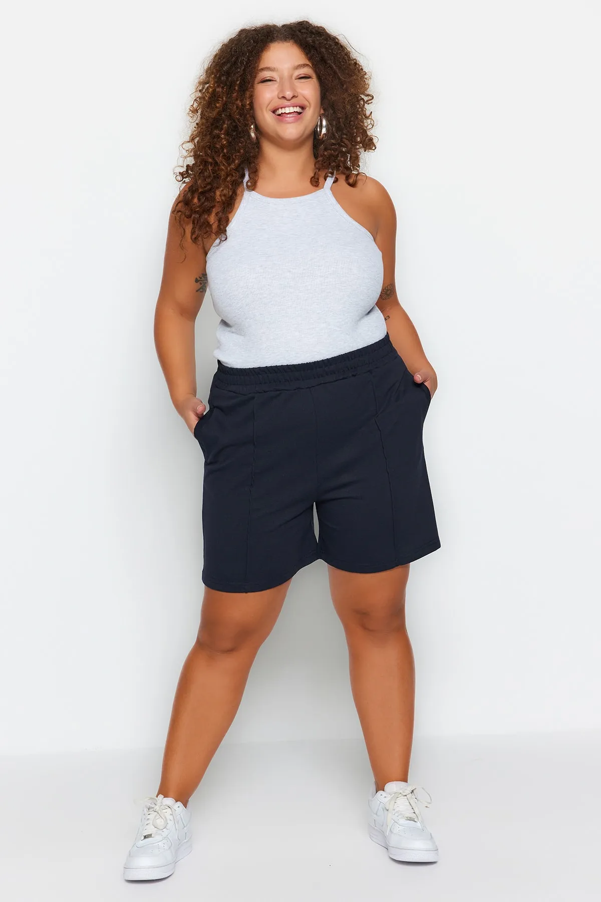 Trendyol Curve  Marineblaue, dünne, gerippte Strickshorts TBBSS23AP00004