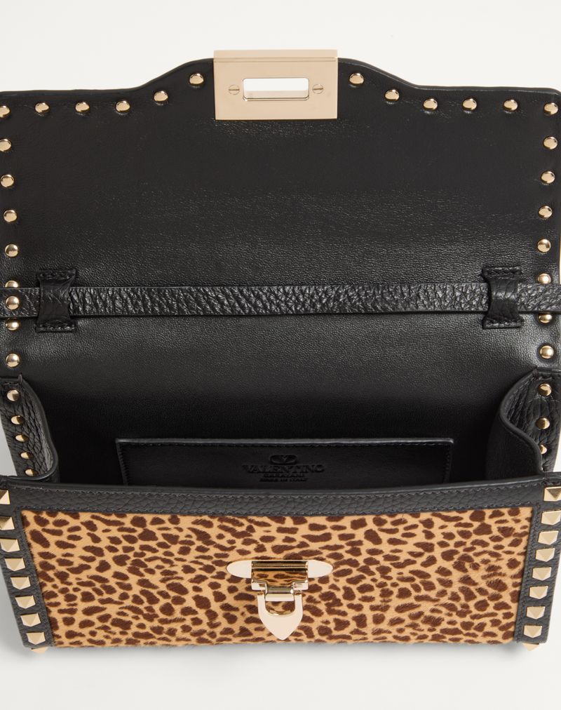 Valentino Garavani Rockstud Lille Crossbody-taske i dyreprint med hesteskindseffekt i kalveskind