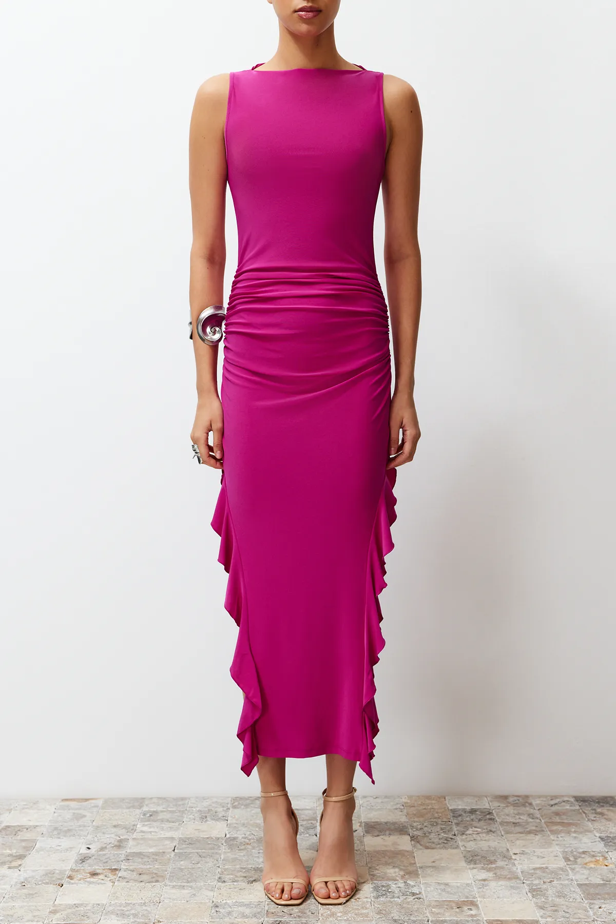 Trendyol Collection  Fuchsiafarbenes, figurbetontes, ärmelloses, dehnbares, dickes, sandfarbenes Maxi-Bleistiftkleid mit Schlitz und Rüschendetails TWOSS24EL00688