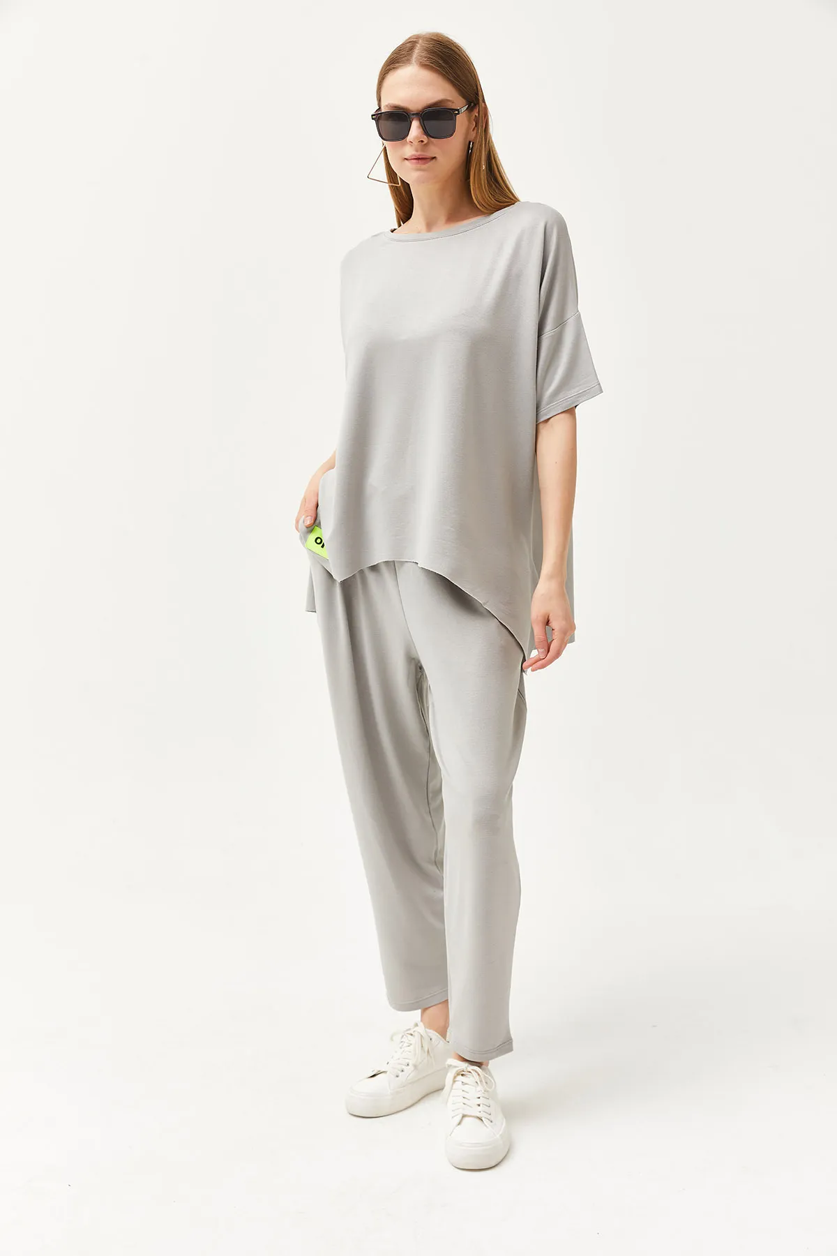 Olalook  Graue asymmetrische Bluse für Damen mit weicher Struktur, Oberteil und Kristallen, Anzug TKM-19000269