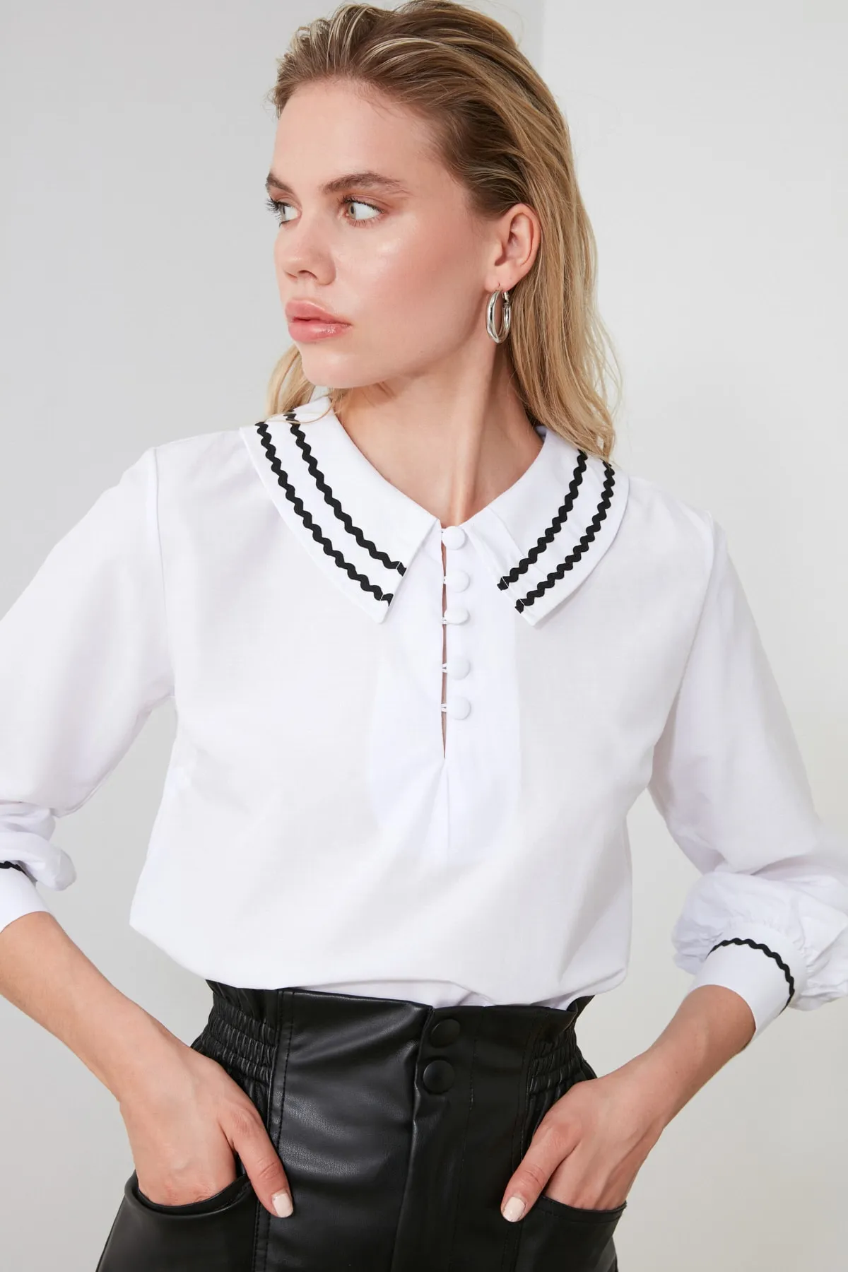 Trendyol Collection  Weiße, detaillierte Webbluse mit Kragen TWOSS20BZ0036