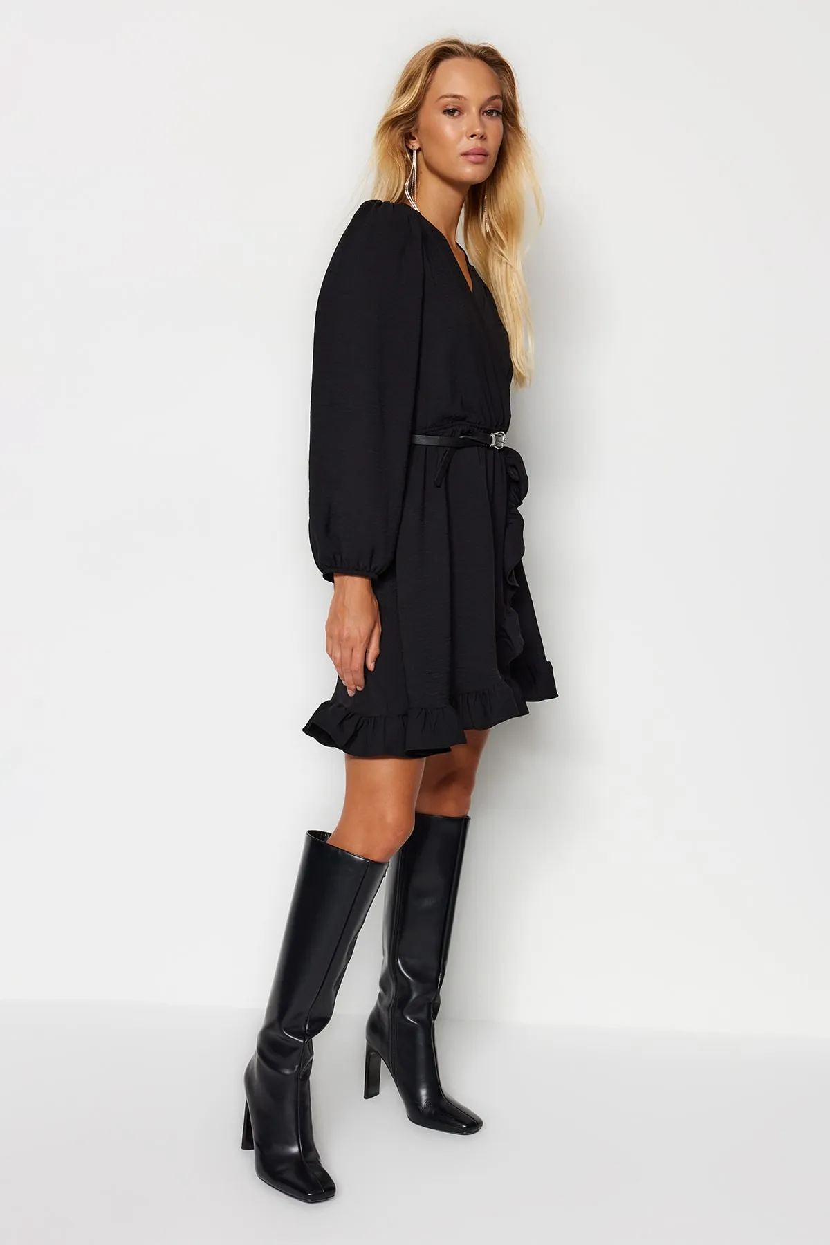 Trendyol Collection  Schwarzes gewebtes Minikleid mit zweireihigem Rock und Rüschen TWOAW24EL00249