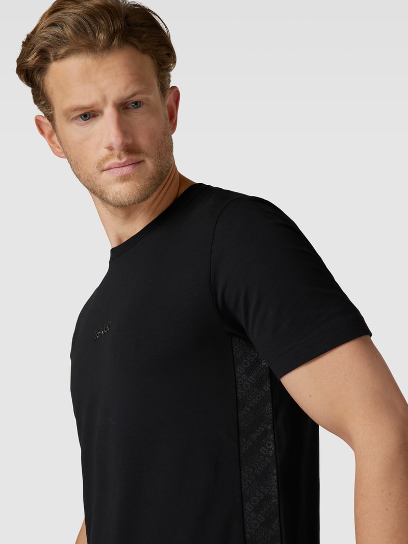 T-Shirt mit geripptem Rundhalsausschnitt in schwarz