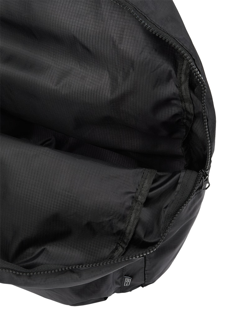Rucksack mit Zweiwege-Reißverschluss Modell 'Nomad Yin Yang' in schwarz