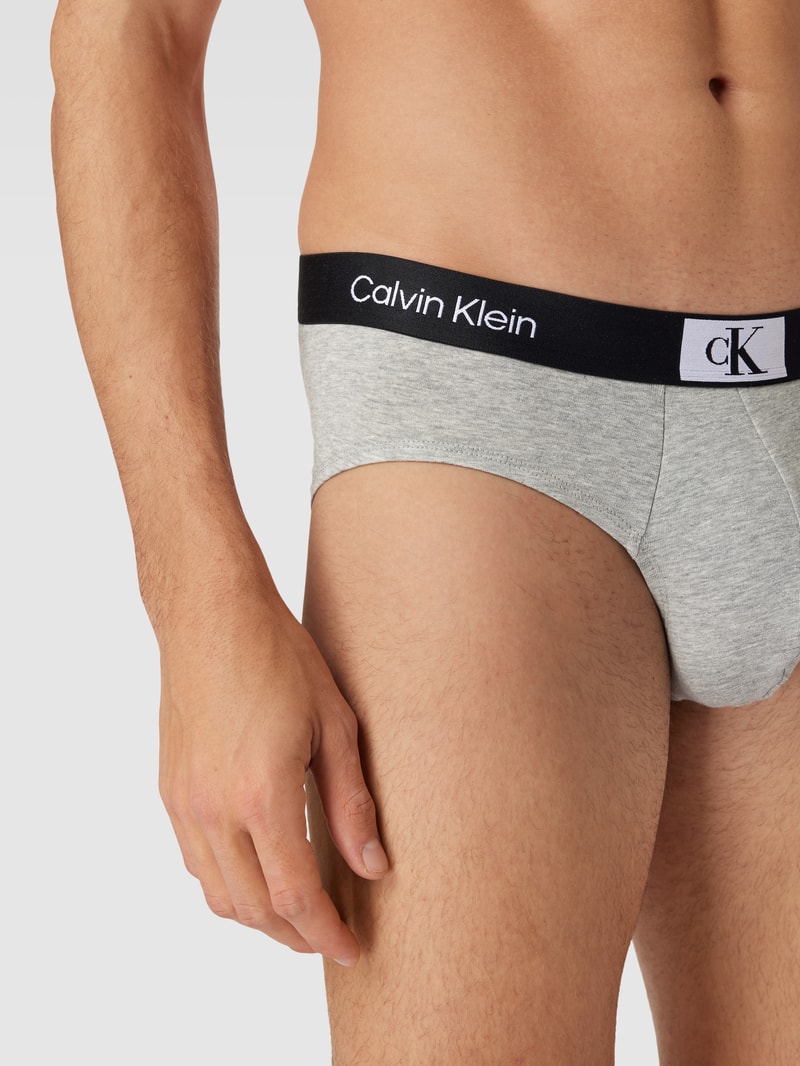 Slip mit Label-Detail in mittelgrau meliert
