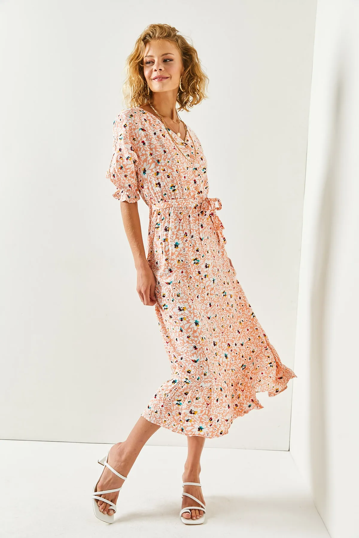 Olalook  Lachsweißes Damenkleid aus gewebter Viskose mit Knöpfen und Gürtelärmeln ELB-19001524