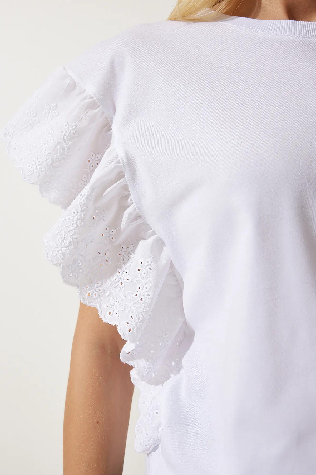 Happiness İstanbul  Weiße gewellte Strickbluse für Damen BF00093