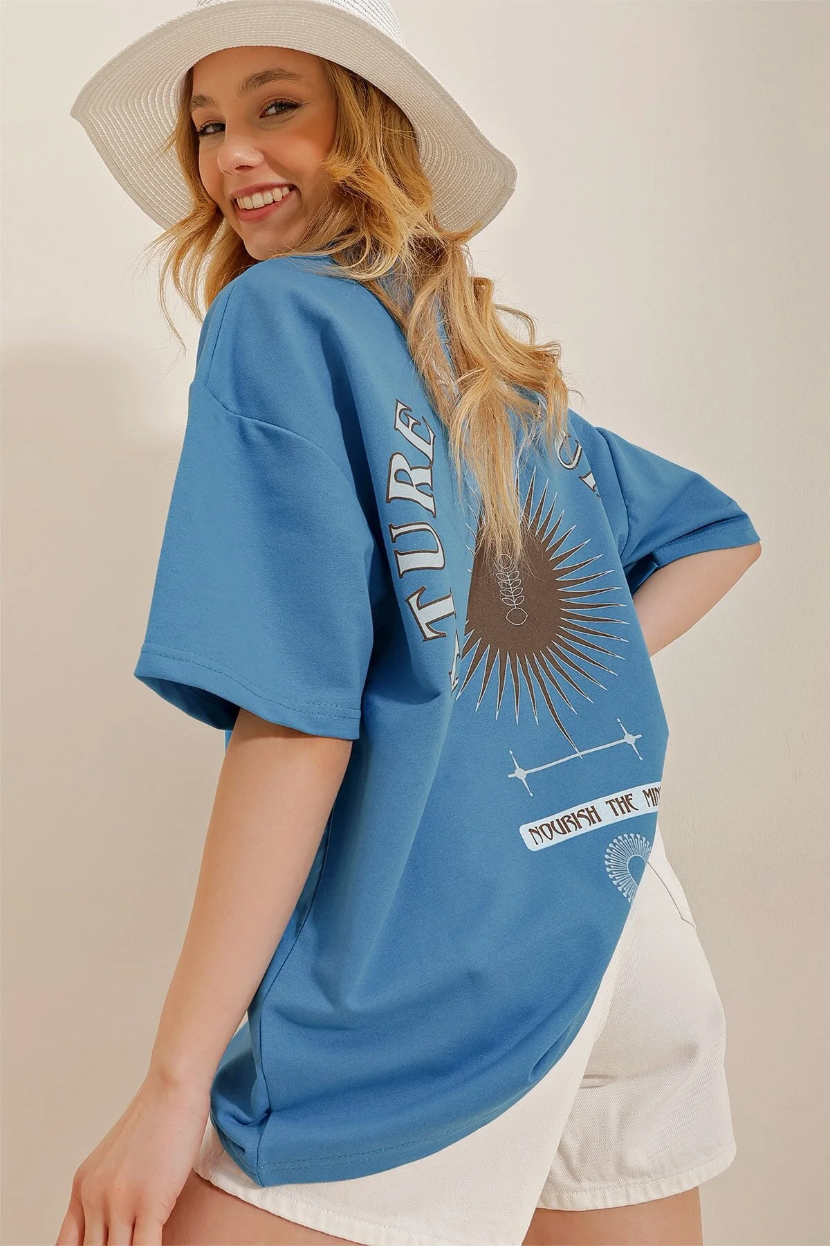 Trend Alaçatı Stili  Bedrucktes Oversize-Unisex-T-Shirt in Aviator-Blau mit Rundhalsausschnitt für Damen ALC-X9577