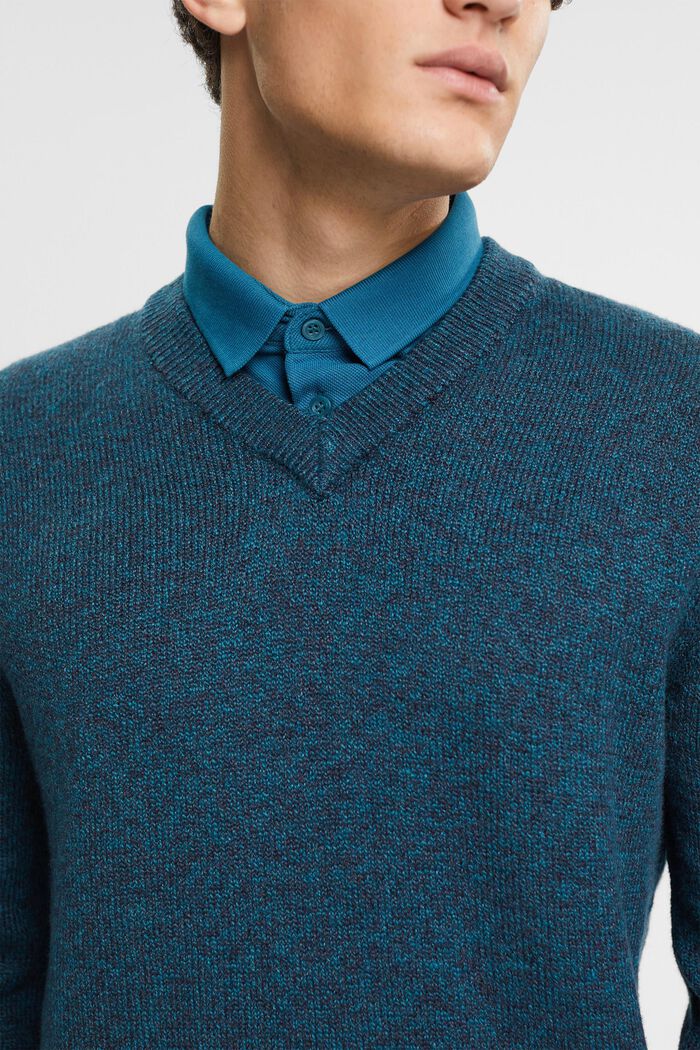 Zweifarbiger Strickpullover mit V-Ausschnitt