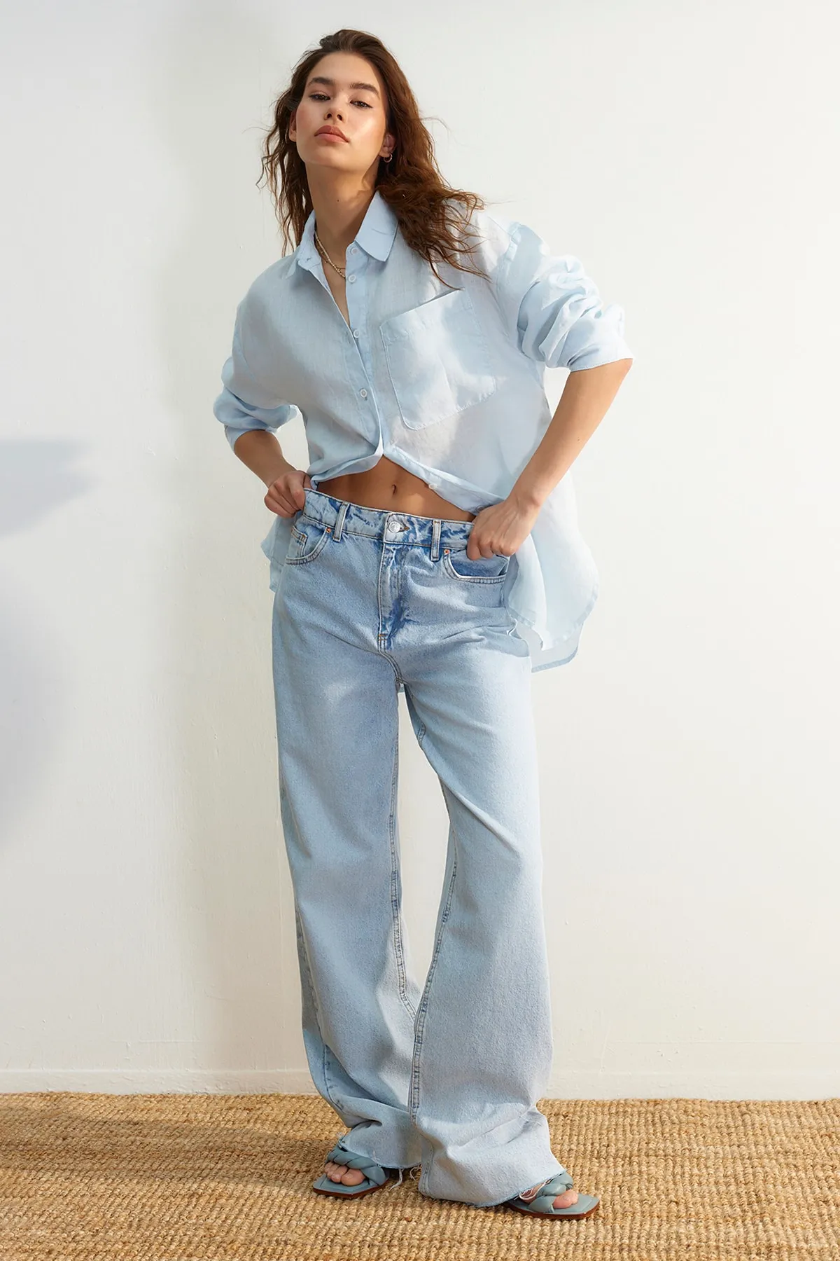 Trendyol Collection  Blaues Oversize-Hemd aus 100 % Leinen TWOSS23GO00443