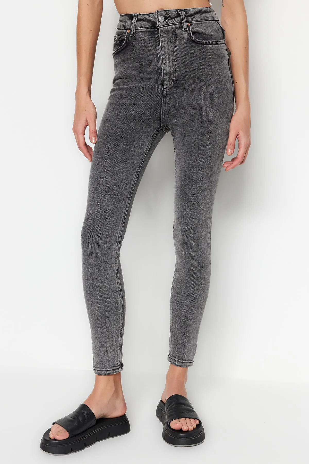 Trendyol Collection  Anthrazitfarbene Skinny Jeans mit hoher Taille TWOSS23JE00072