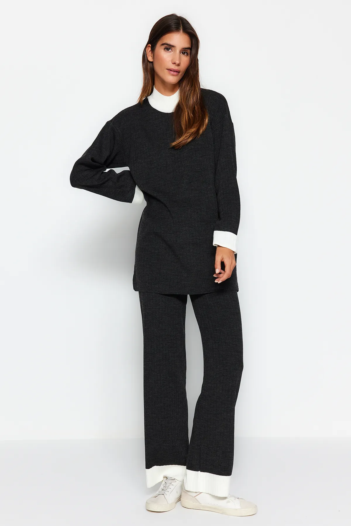 Trendyol Modest  Anthrazitfarbenes Strickset mit Stehkragen und Farbblock-Muster, gerippter Pullover und Hose TCTAW22US0080